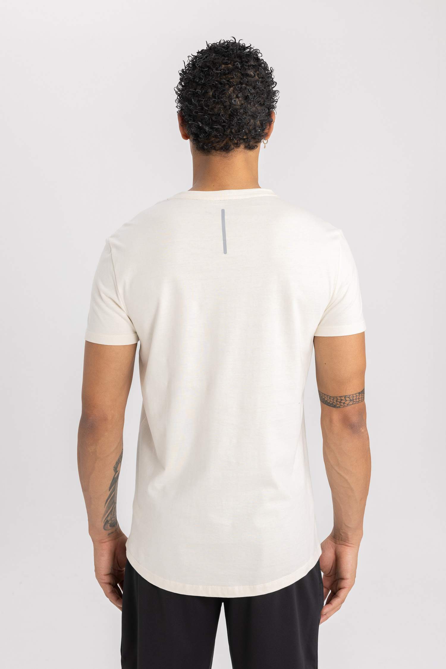 تيشيرت سليم فيت برقبة مستديرة