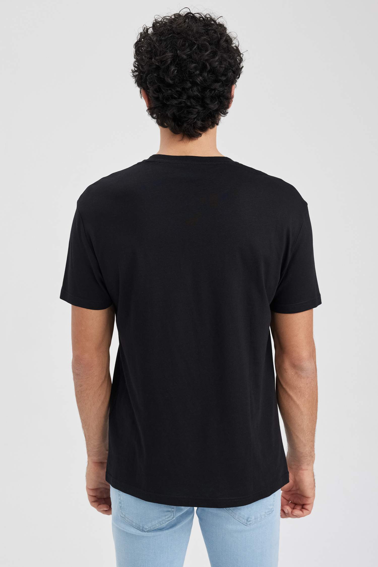 Футболка стандартного кроя с круглым вырезом и принтом