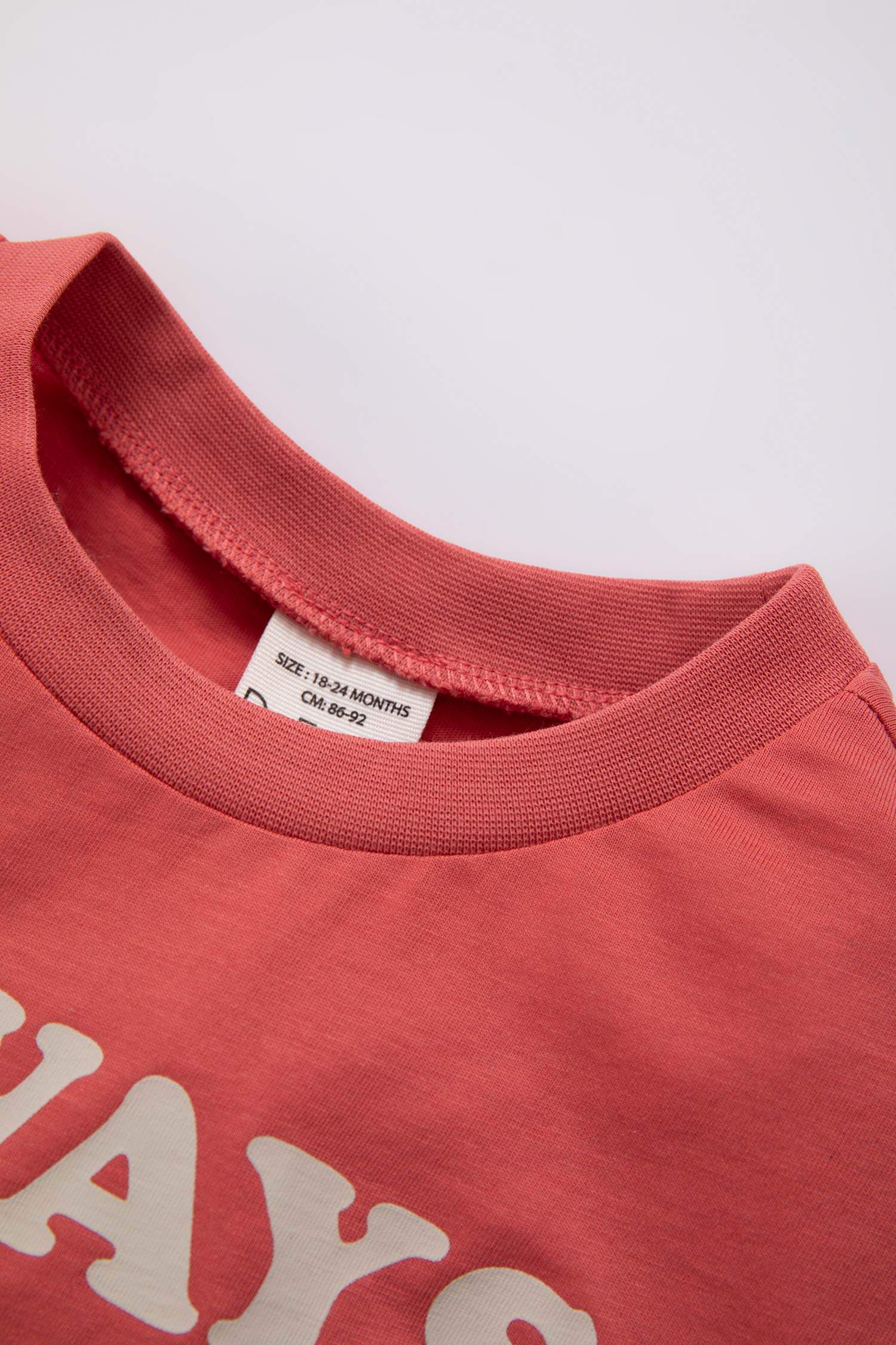 تيشيرت ولادي بطباعة الشعار وقصة عادية