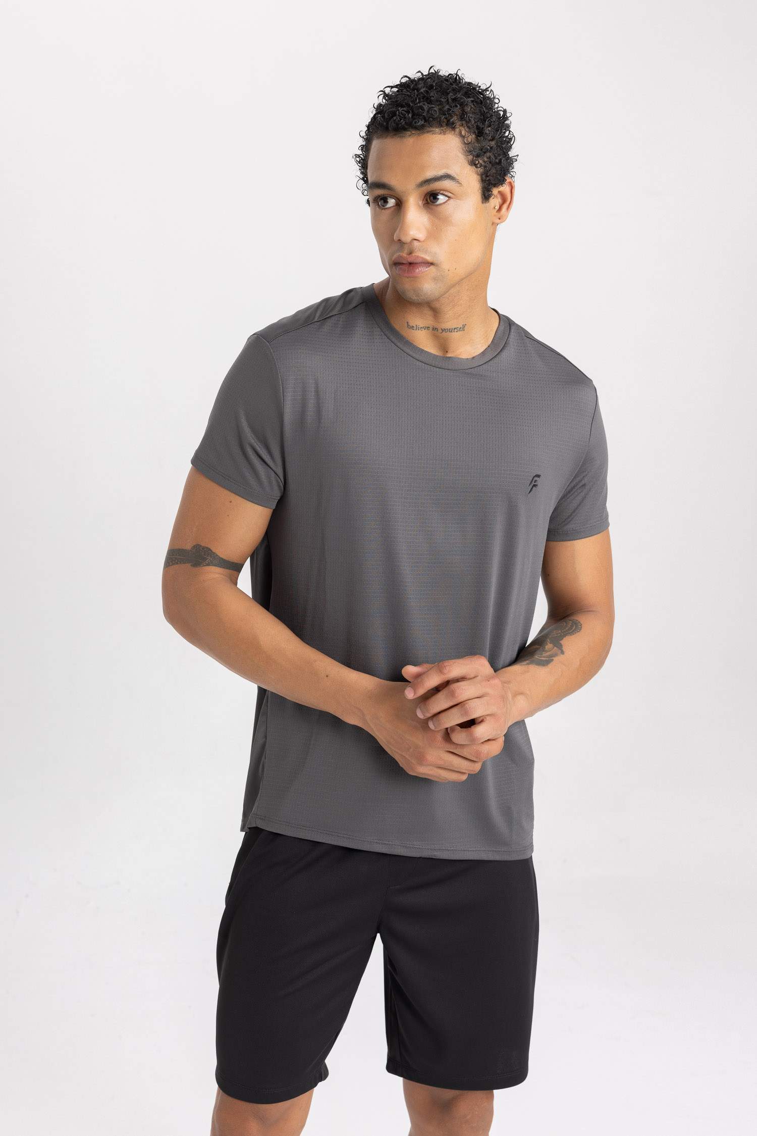 تي شيرت رياضي قصة عادية برقبة مستديرة