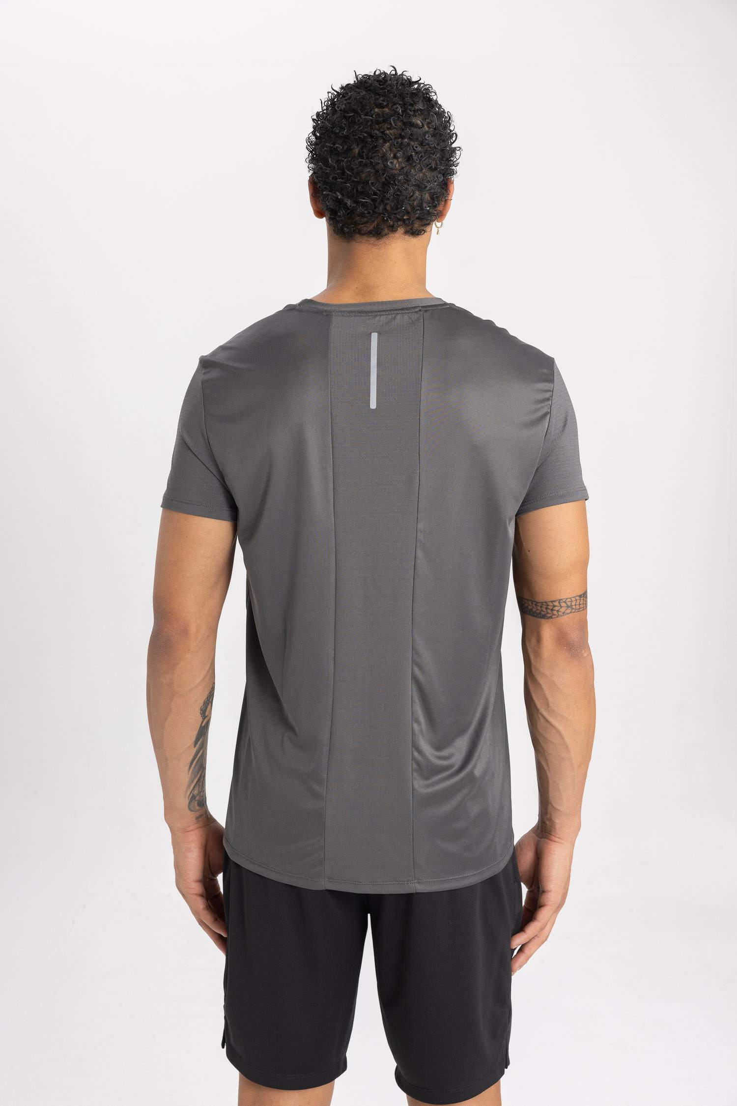 تي شيرت رياضي قصة عادية برقبة مستديرة