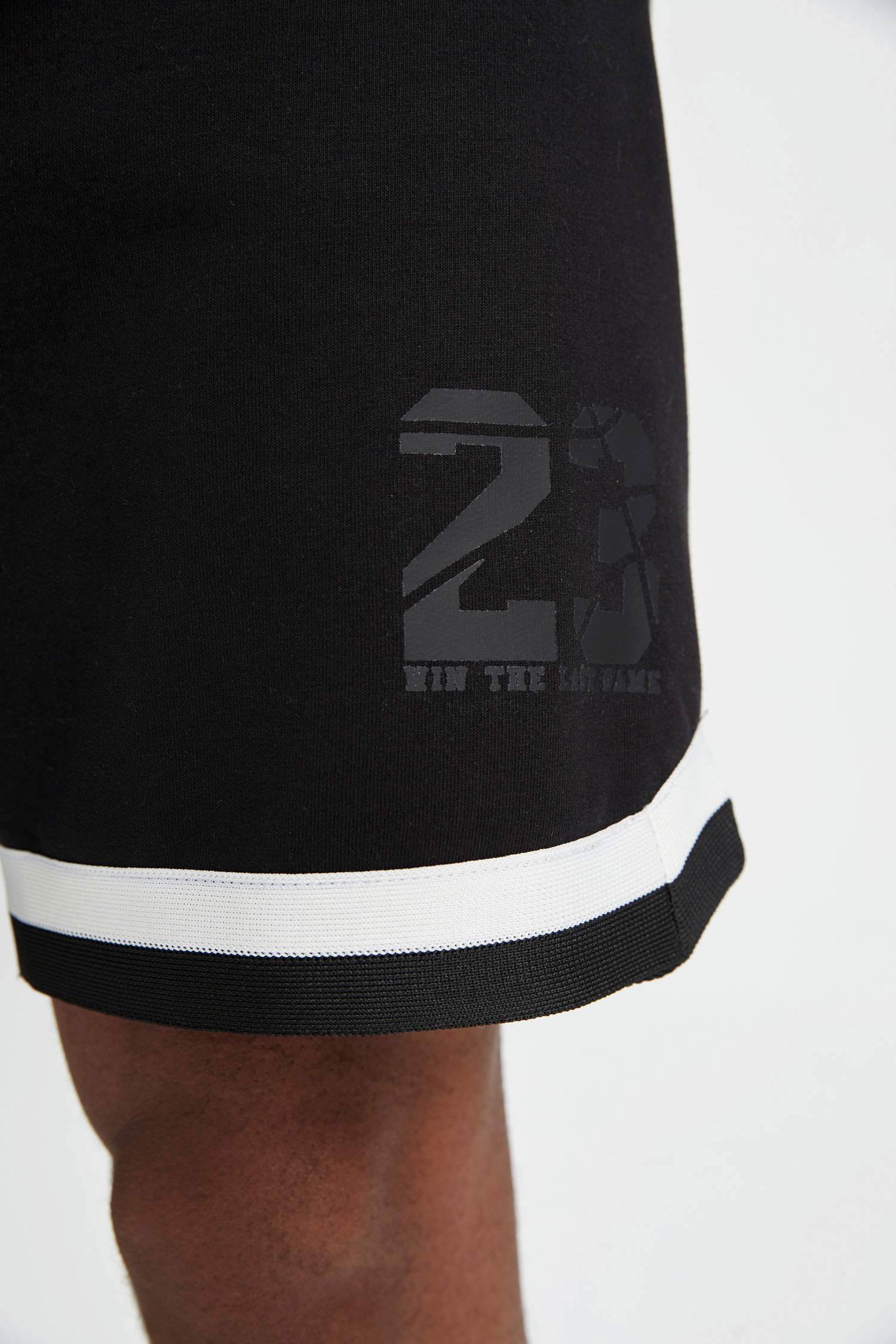 Standart Fit Kısa Paça Baskılı Sporcu Şort