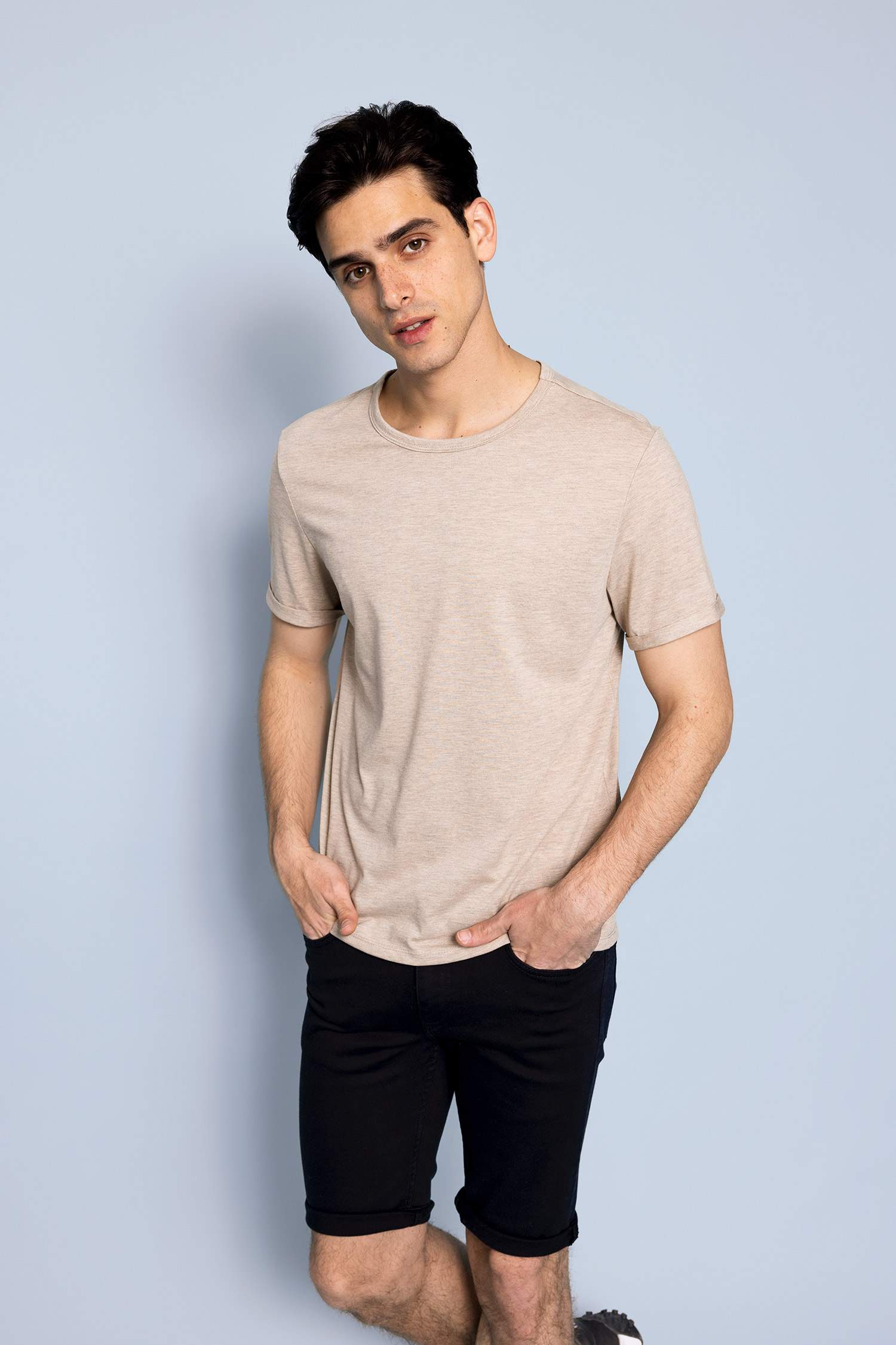 تيشيرت بيزك بقصة عادية بياقة مستديرة