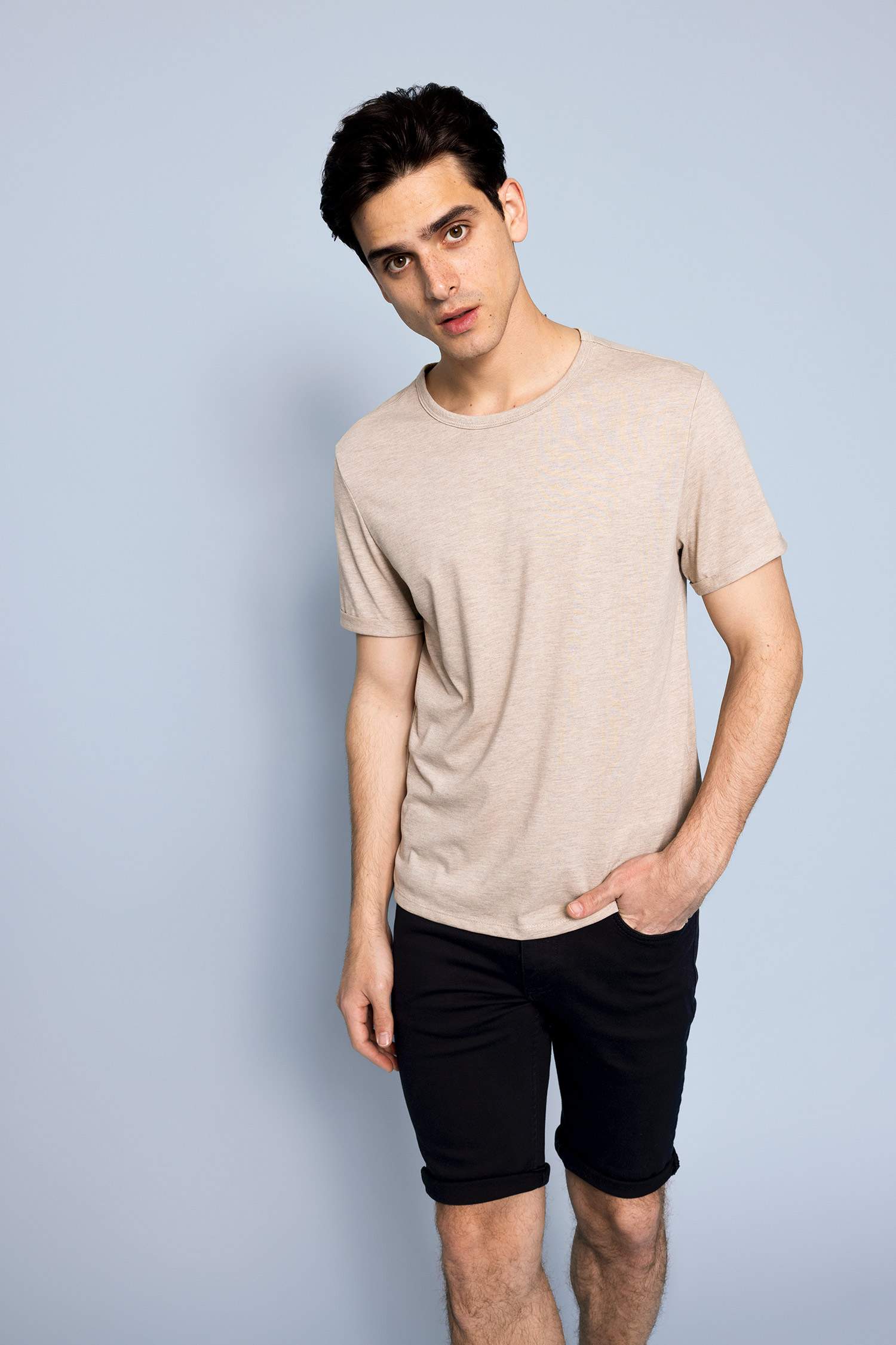 تيشيرت بيزك بقصة عادية بياقة مستديرة