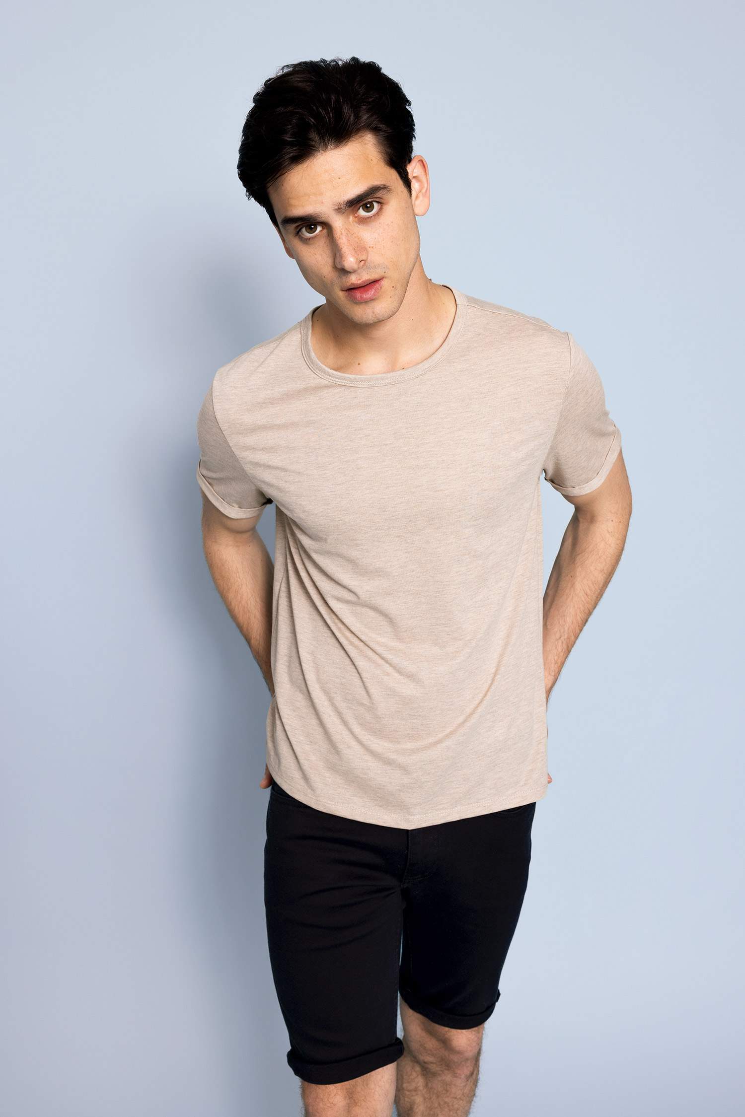 تيشيرت بيزك بقصة عادية بياقة مستديرة