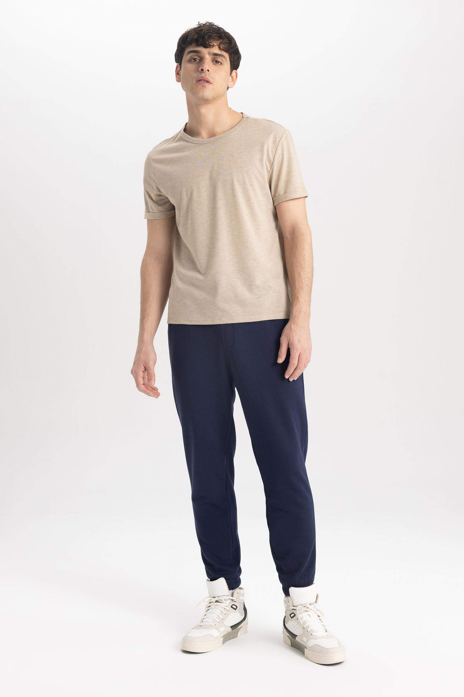 تيشيرت بيزك بقصة عادية بياقة مستديرة