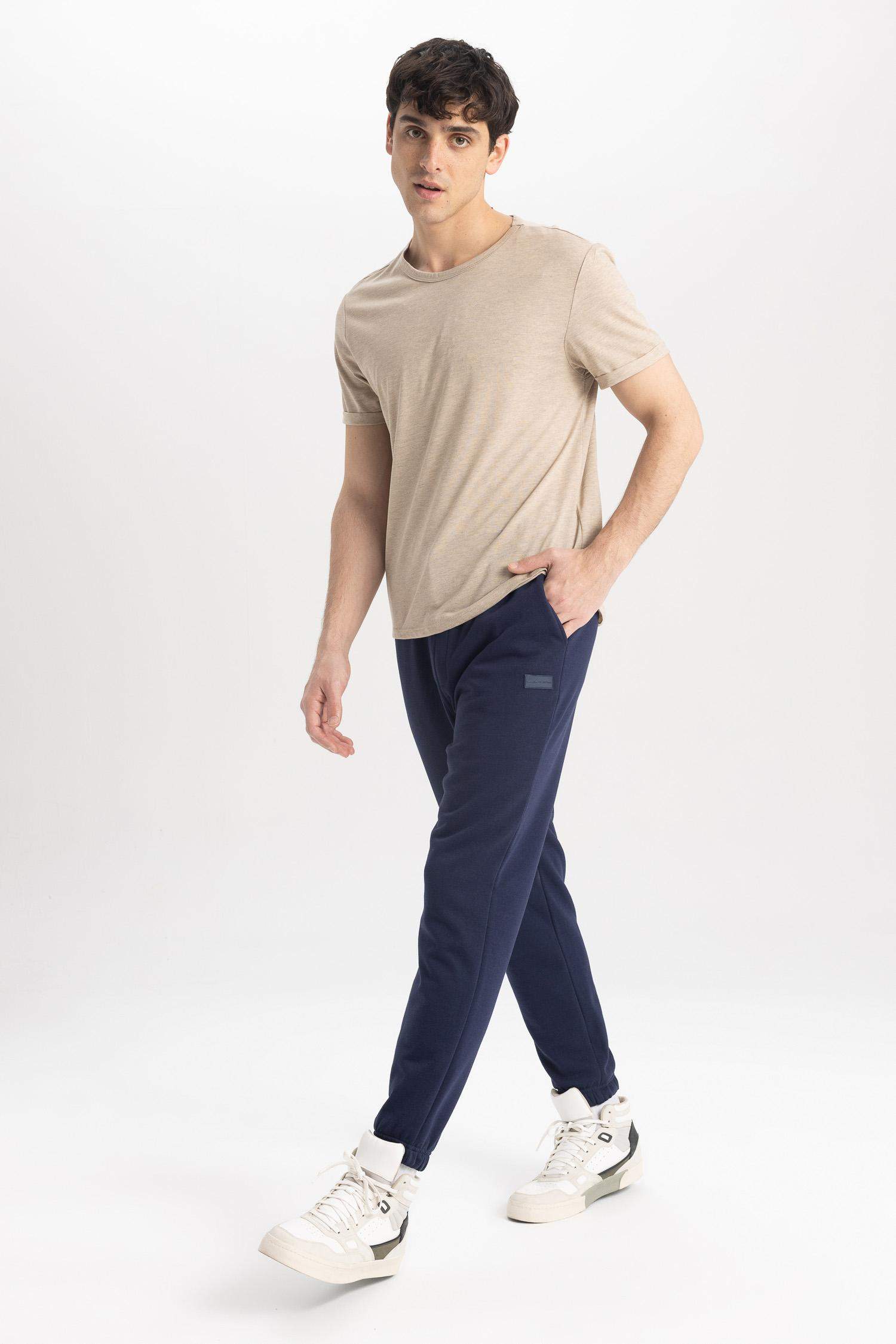 تيشيرت بيزك بقصة عادية بياقة مستديرة