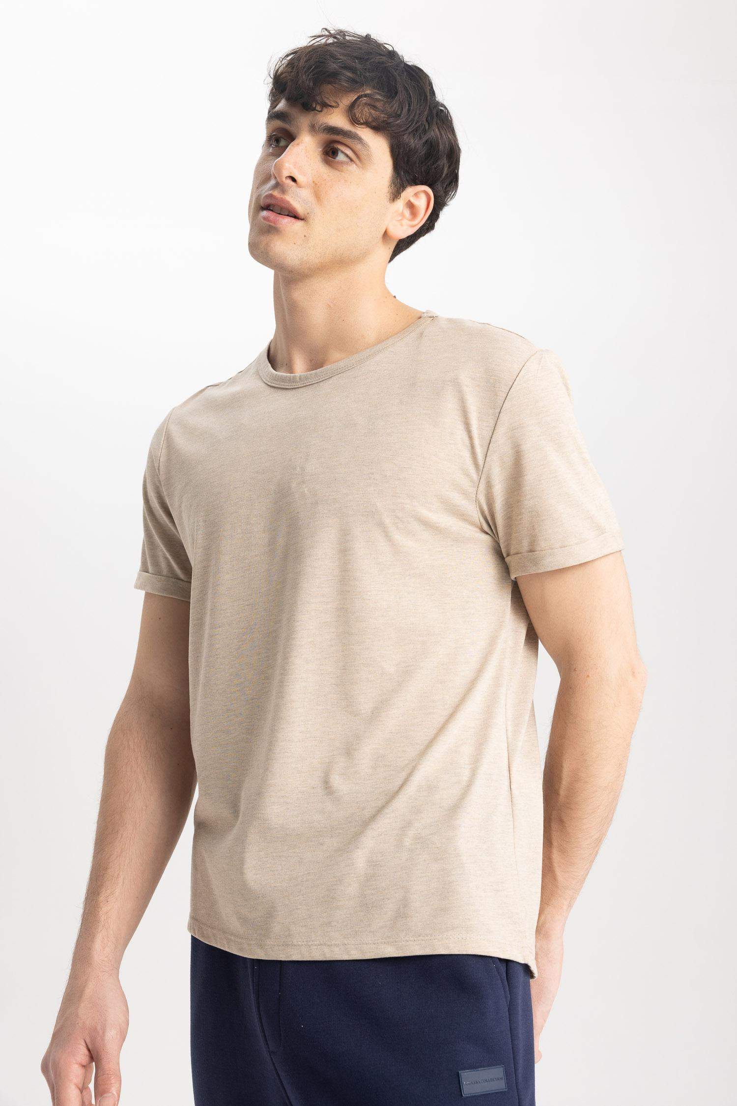 تيشيرت بيزك بقصة عادية بياقة مستديرة