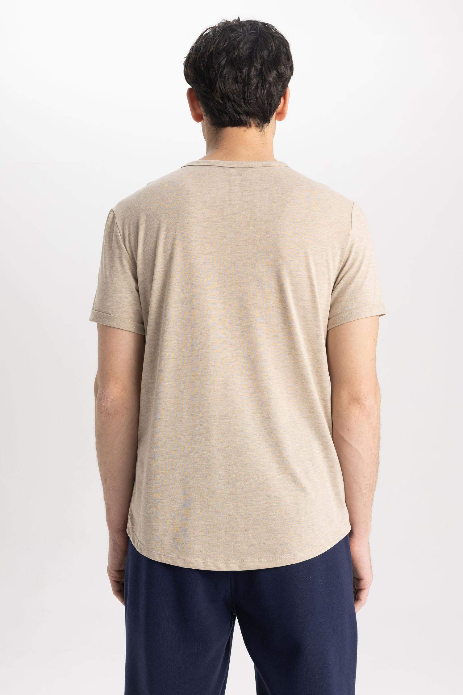 تيشيرت بيزك بقصة عادية بياقة مستديرة