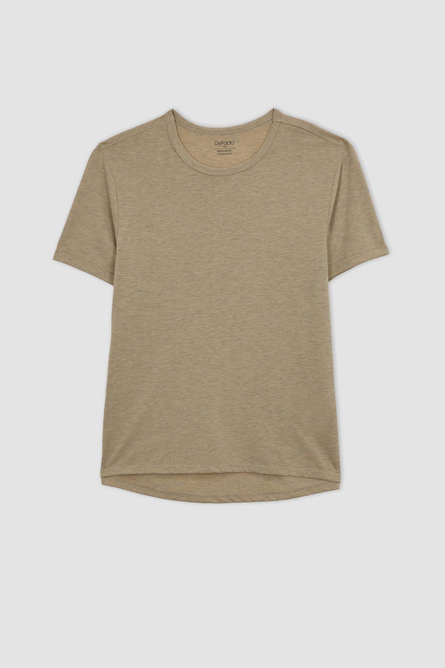 تيشيرت بيزك بقصة عادية بياقة مستديرة