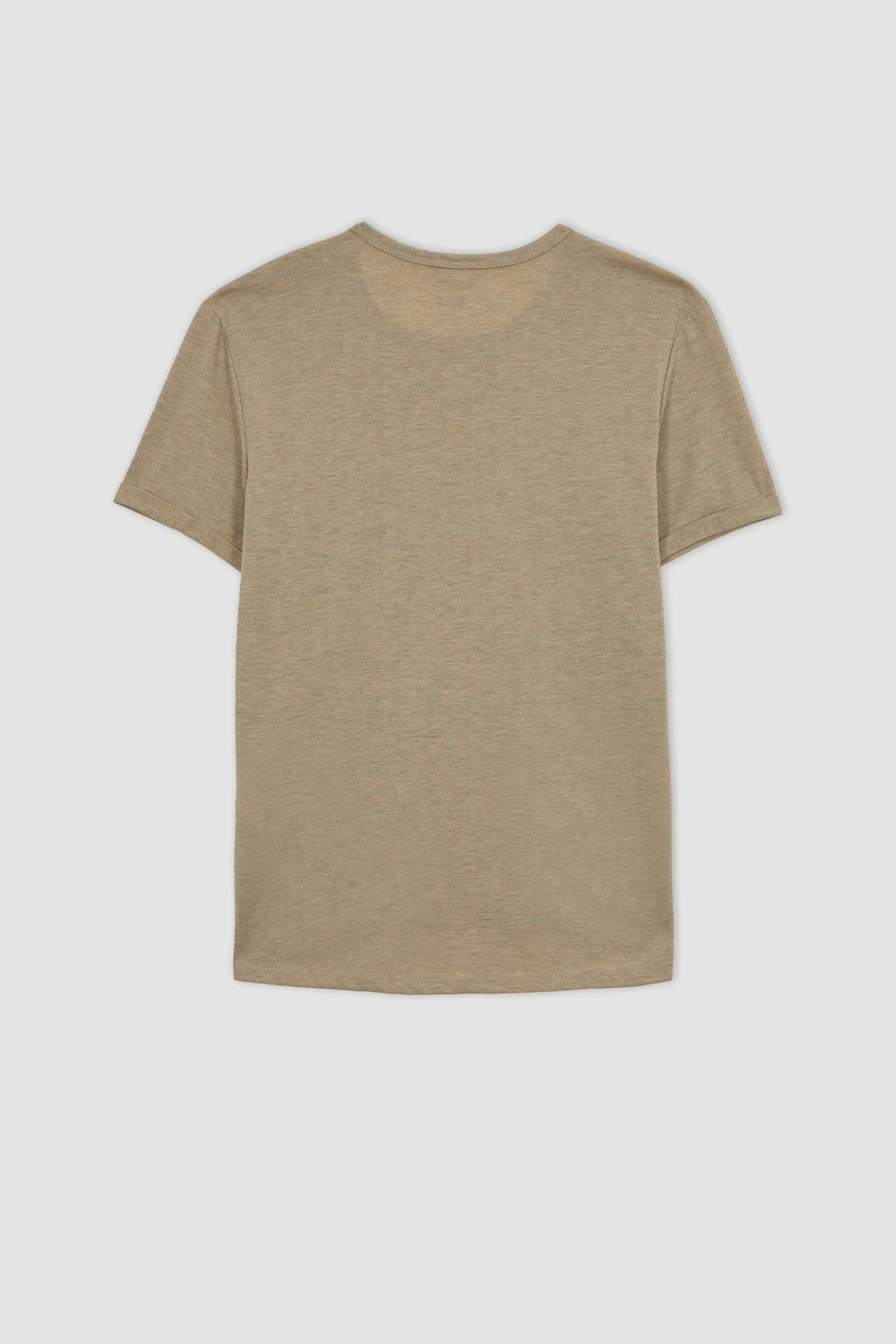 تيشيرت بيزك بقصة عادية بياقة مستديرة