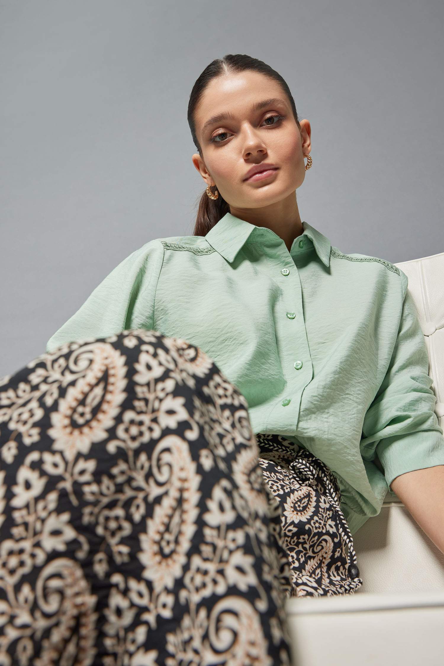 Рубашка стандартного кроя с круглым вырезом