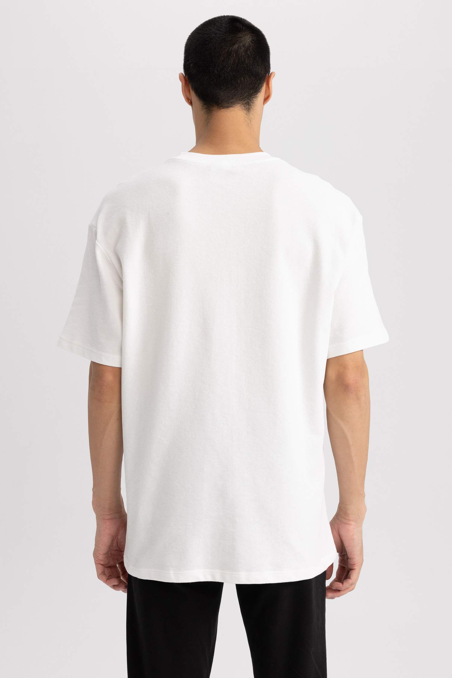 White MEN Relax Fit Crew Neck T-Shirt 2758803 | DeFacto