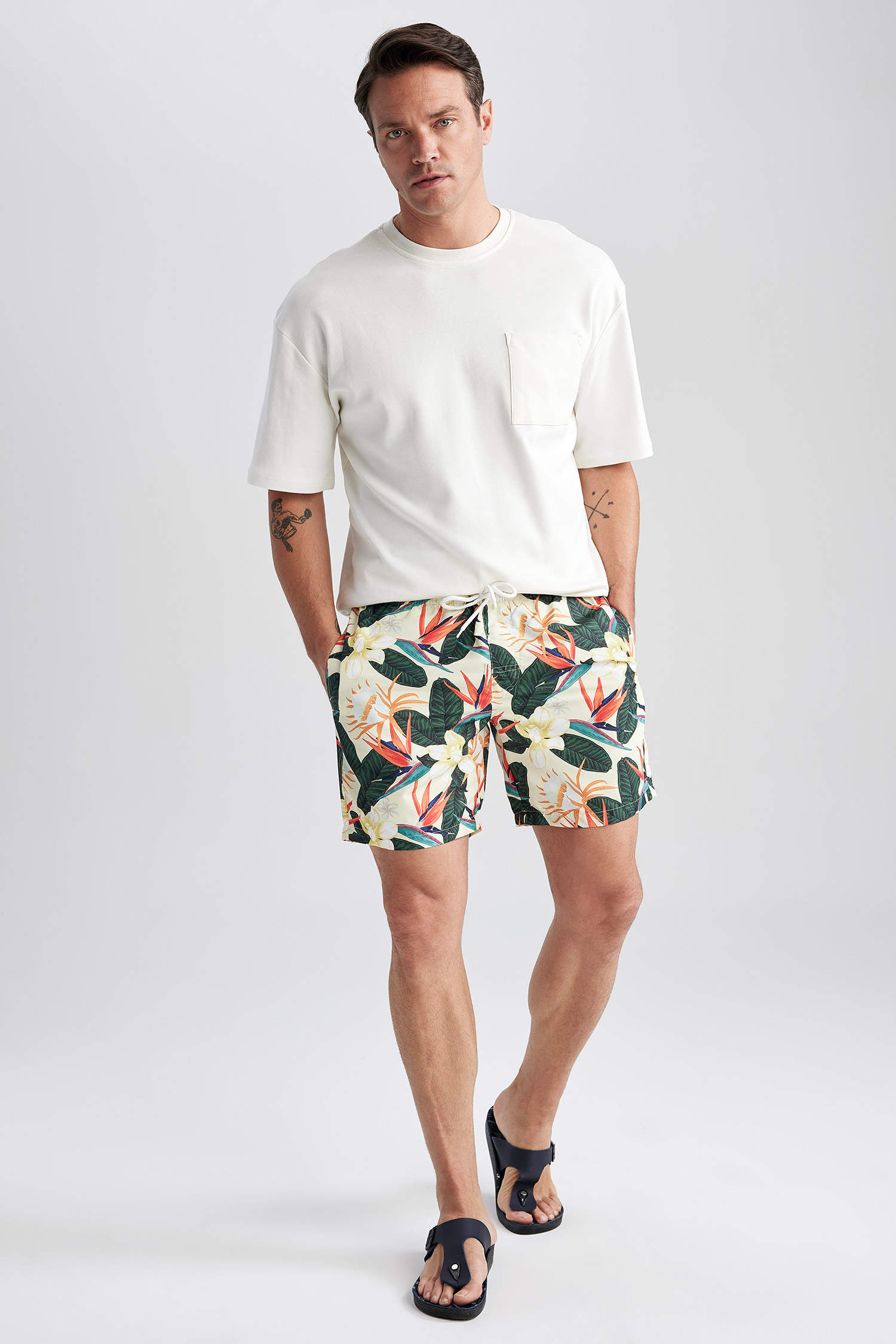 Yellow MEN Regular Fit Midi Beach Shorts 2822524 | DeFacto