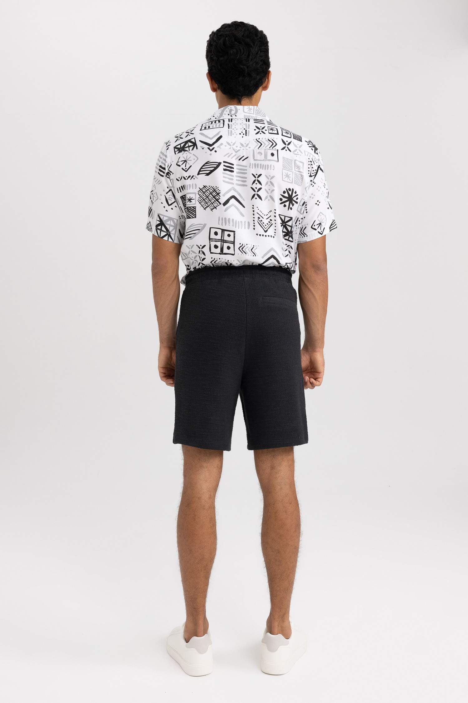 برمودا رجالي قصة عادية أنثرا