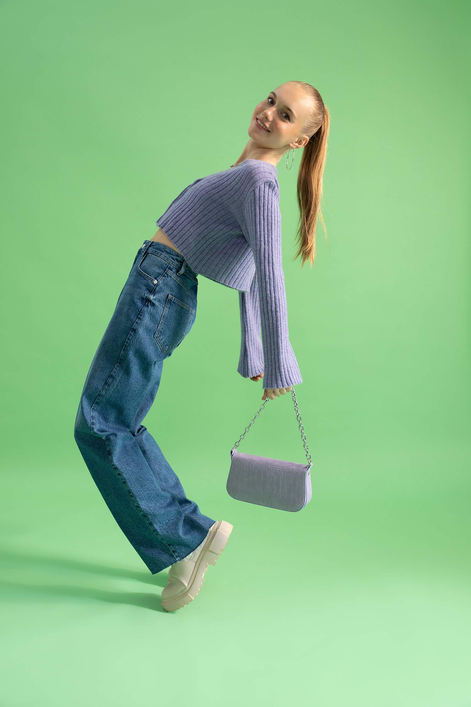 Джинсы в стиле 90-х широкие