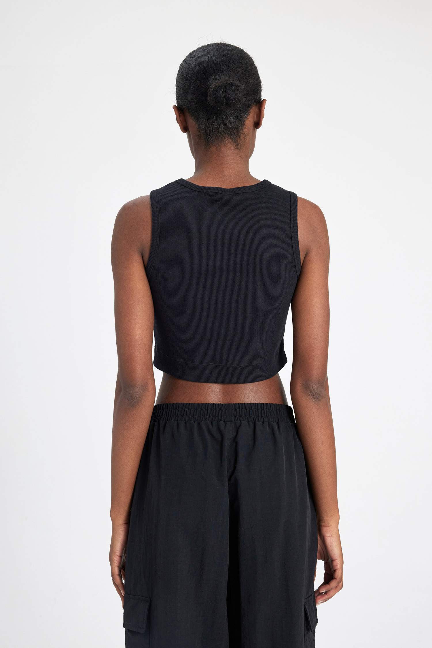 كروب توب سليم فيت بياخة مستديرة بدون ردن من DeFactoFit