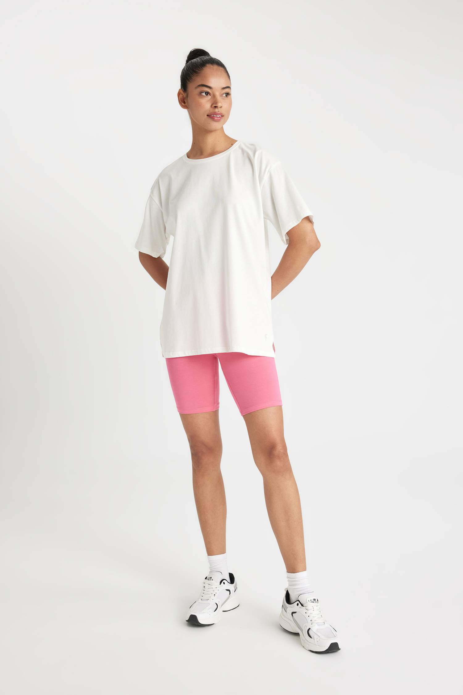 تيشيرت رياضي نص كم بطبعة شعار واسع من DeFactoFit