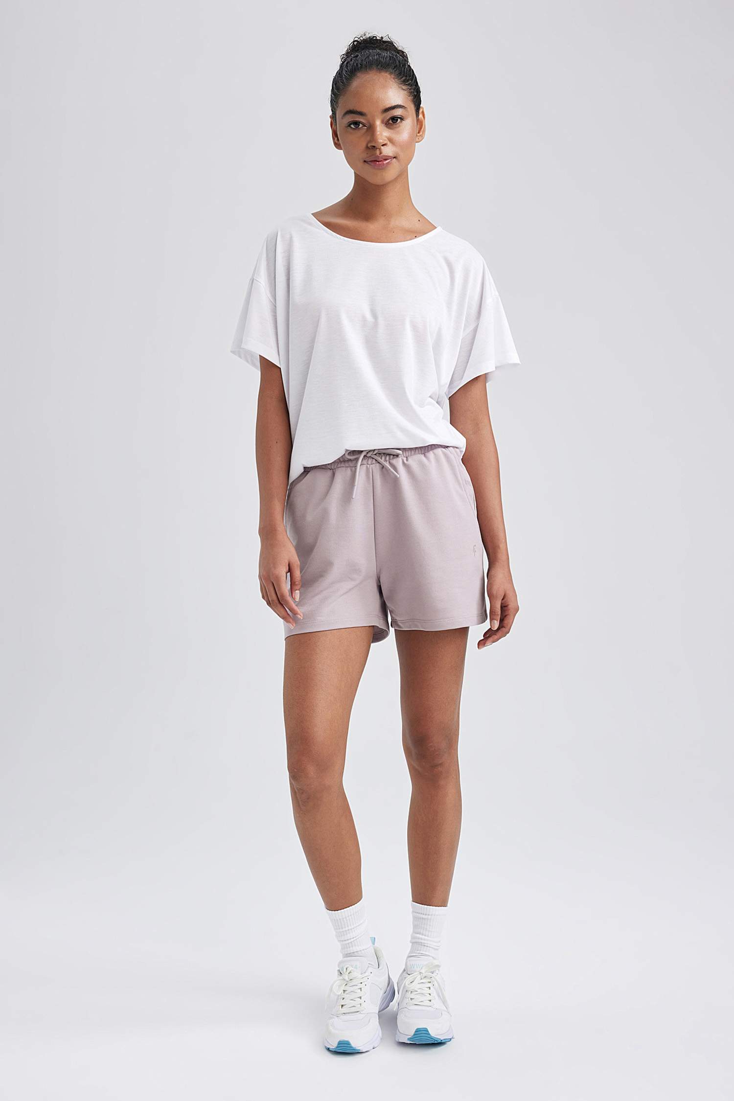 شورت رياضي قصة عادية من قماش رقيق