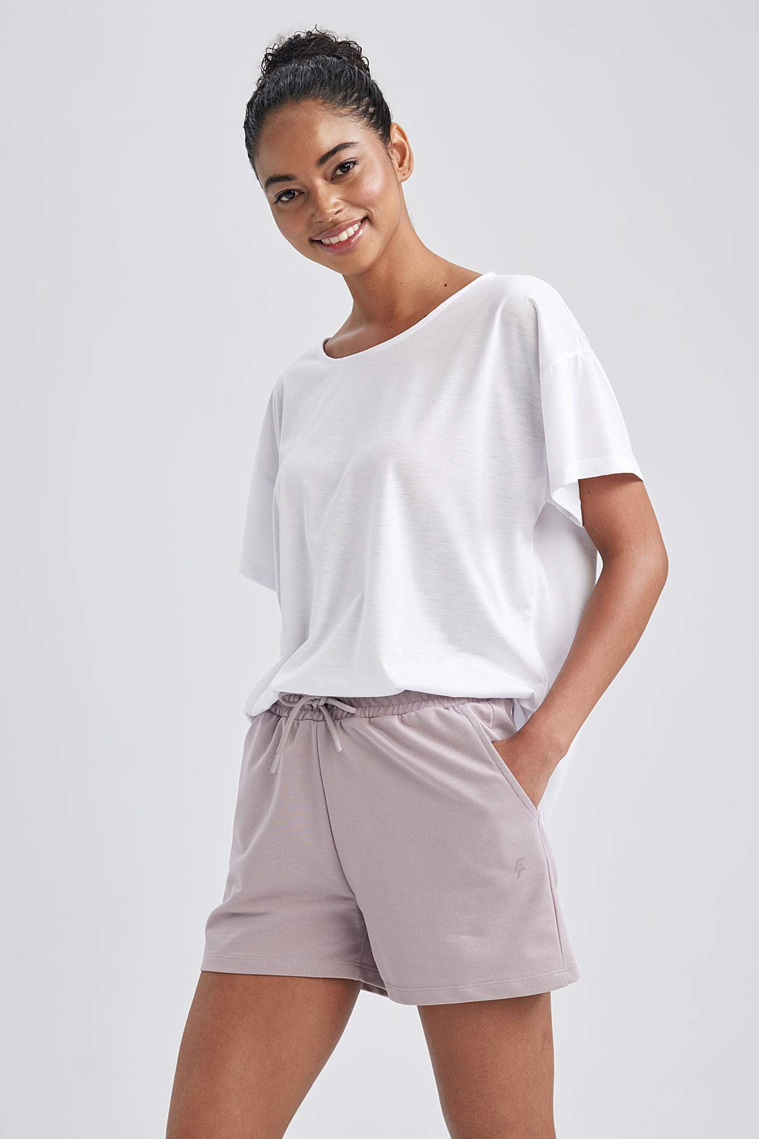 شورت رياضي قصة عادية من قماش رقيق