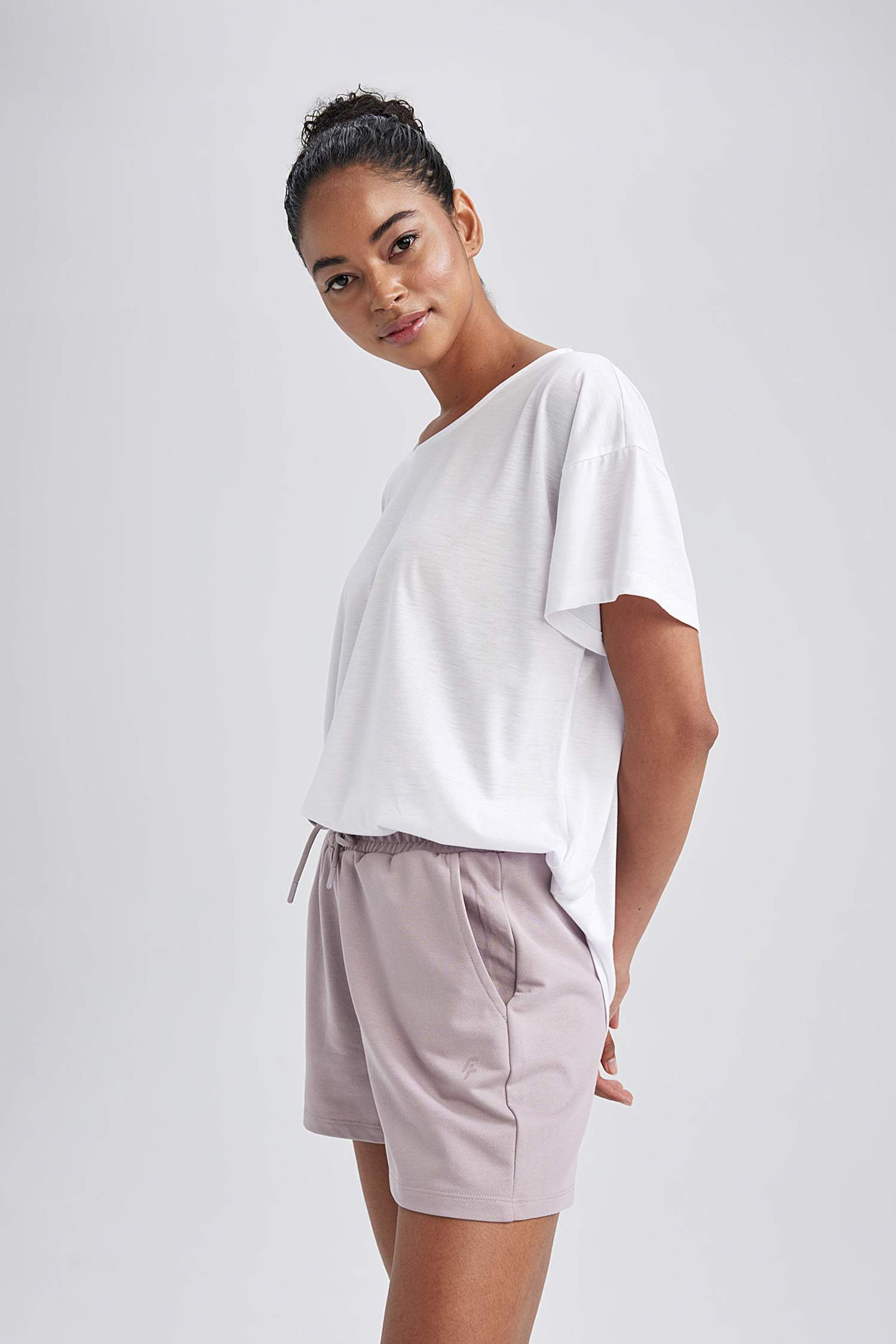 شورت رياضي قصة عادية من قماش رقيق