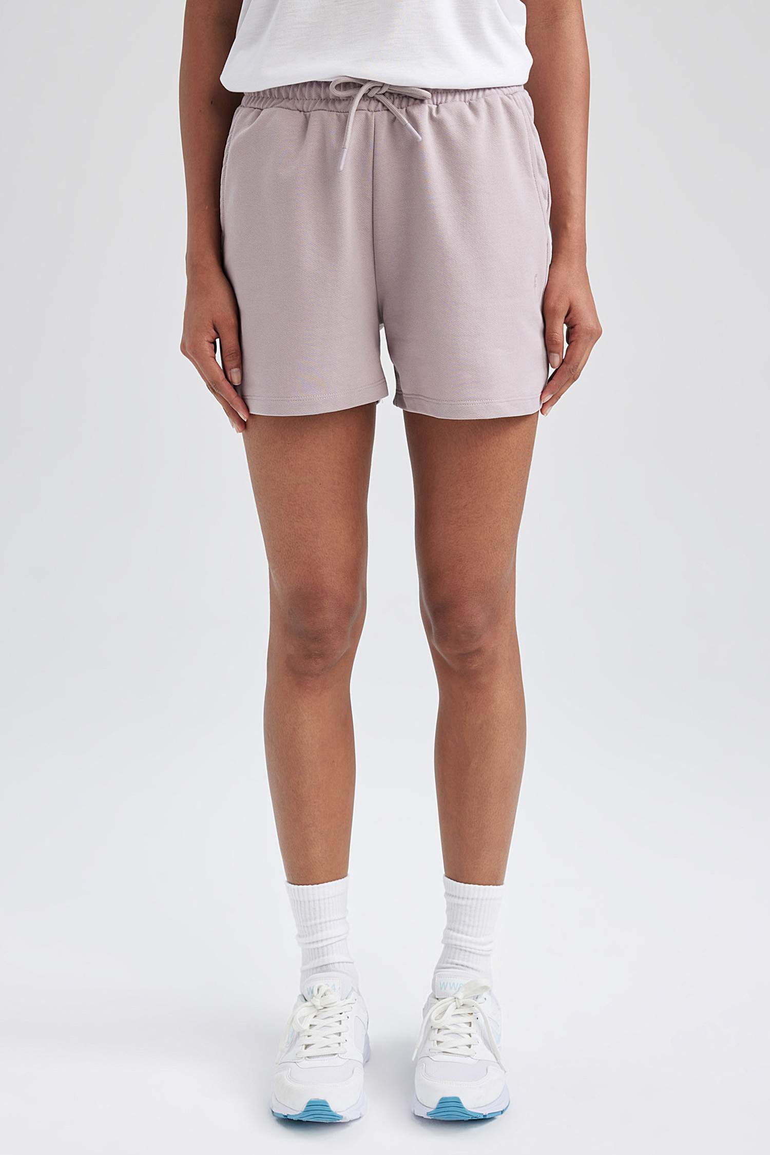 شورت رياضي قصة عادية من قماش رقيق