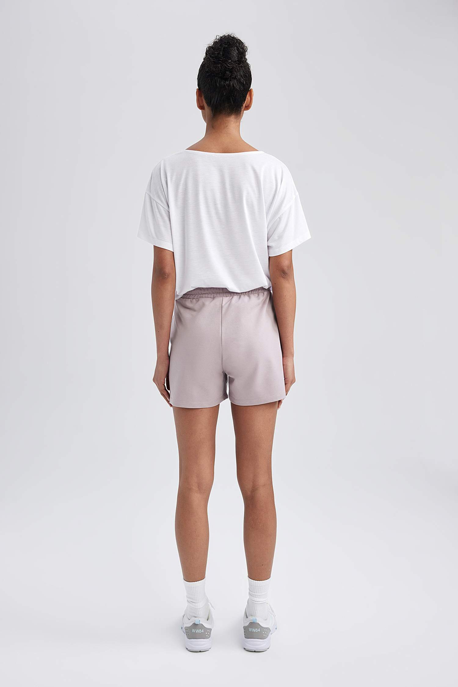 شورت رياضي قصة عادية من قماش رقيق