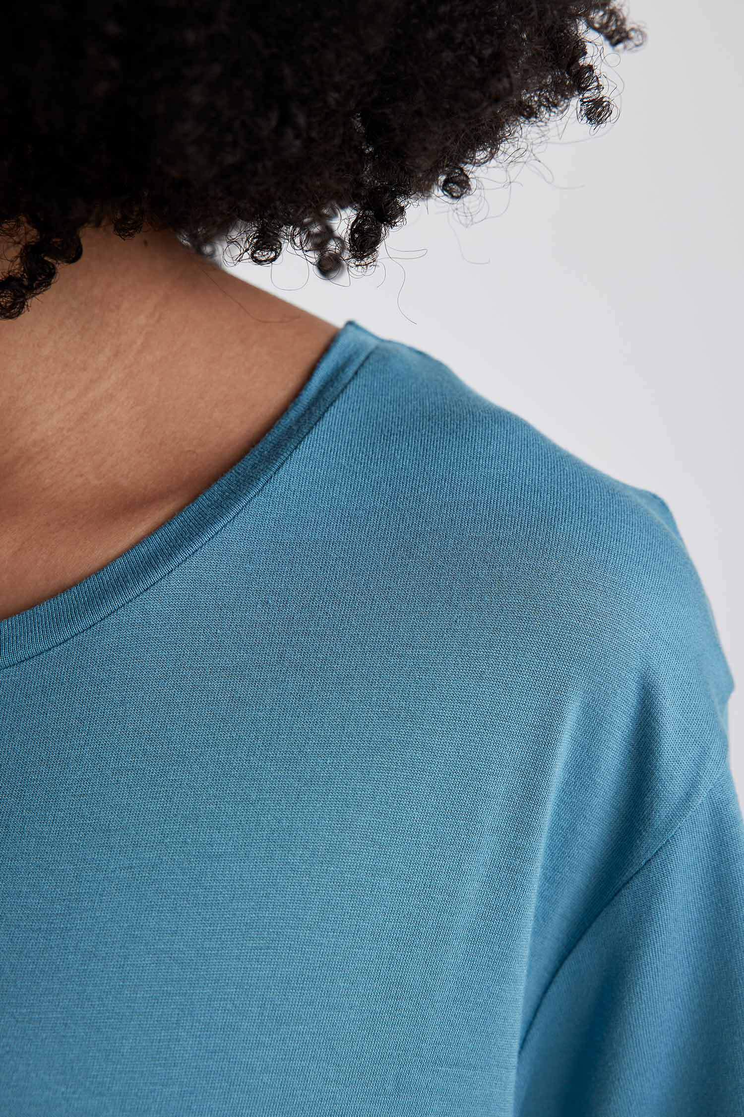 تيشيرت نص كم قصة مريحة برقبة مستديرة