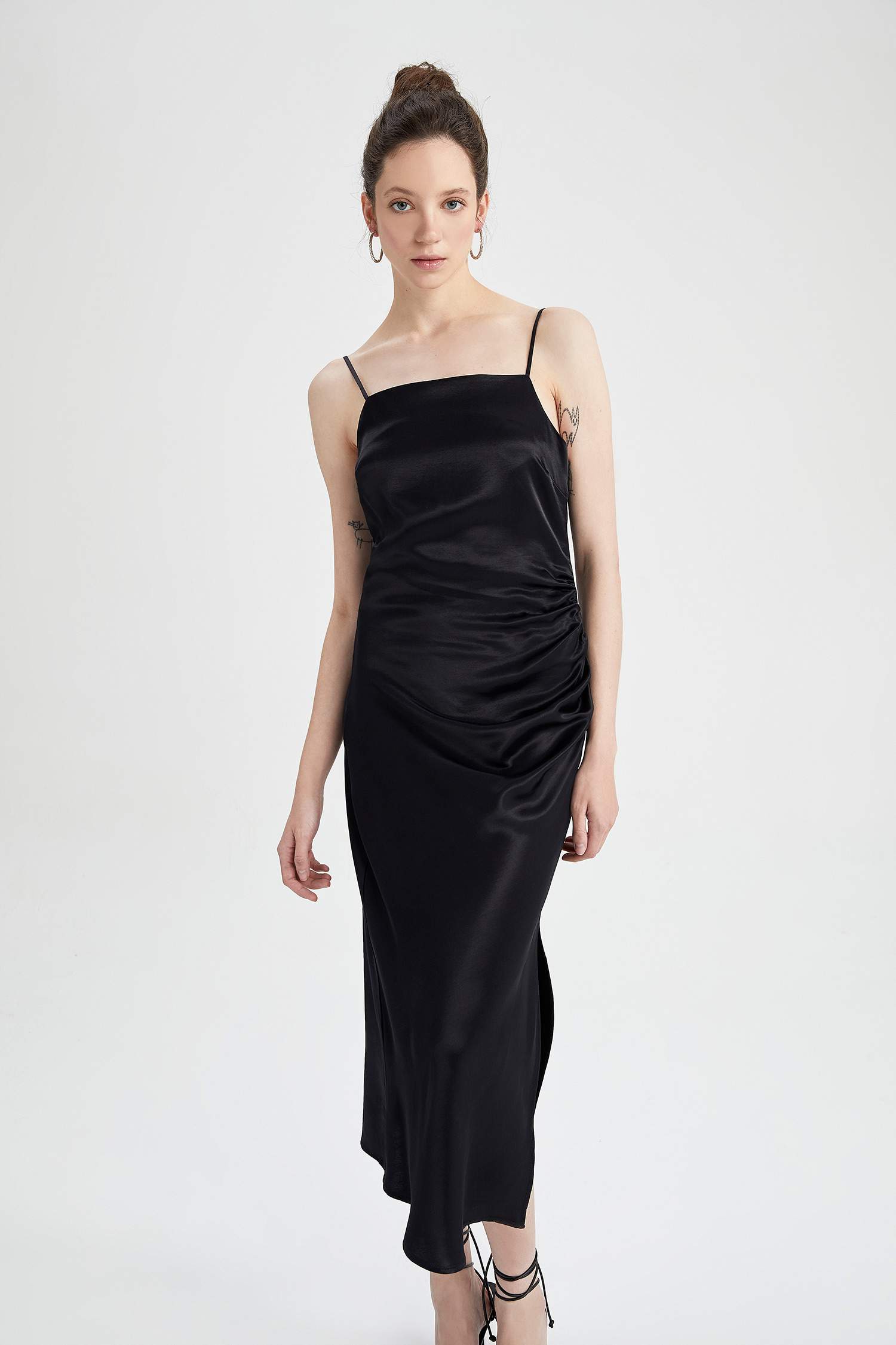 Платье мини на бретельках из сатина