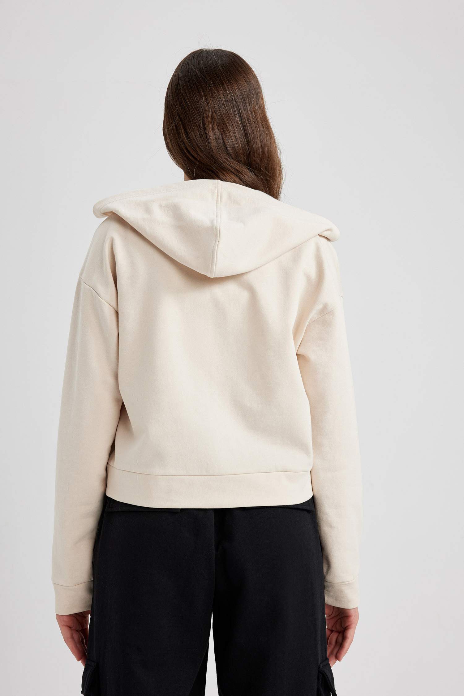 سويت شيرت بيزك خفيف قصة عادية بكابيشون