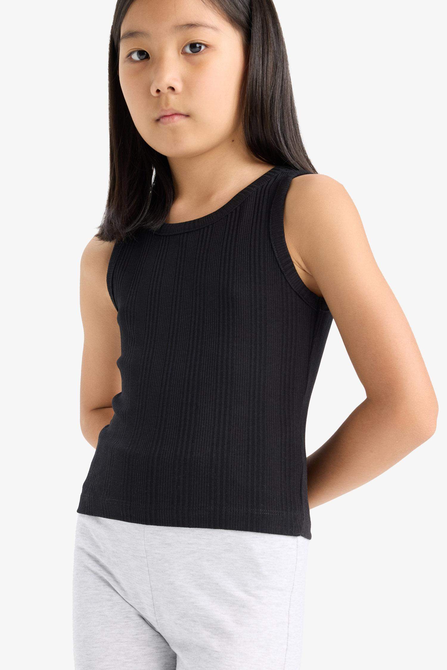 فانيلة بيزك سليم فيت بدون كم بياقة مستديرة