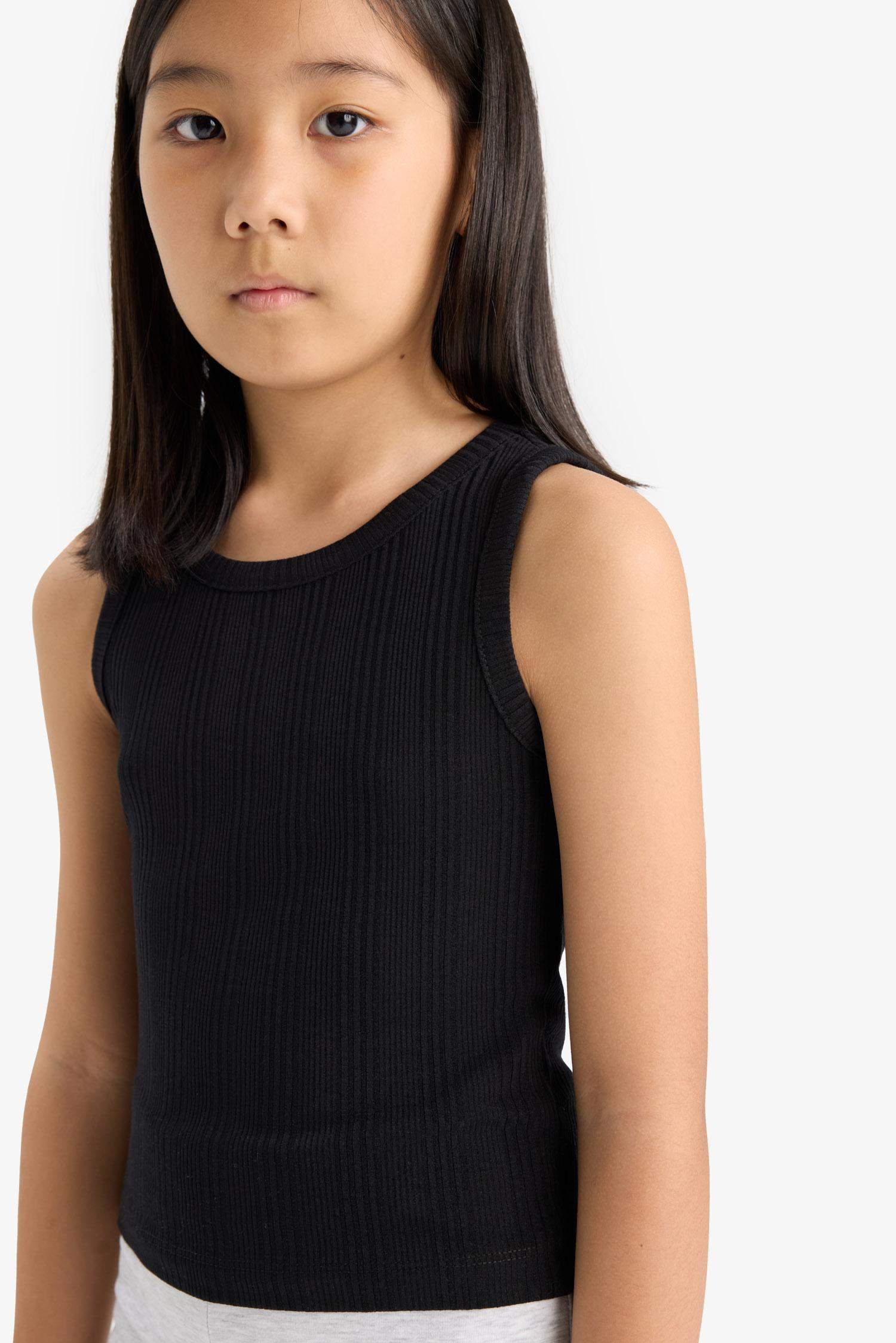 فانيلة بيزك سليم فيت بدون كم بياقة مستديرة