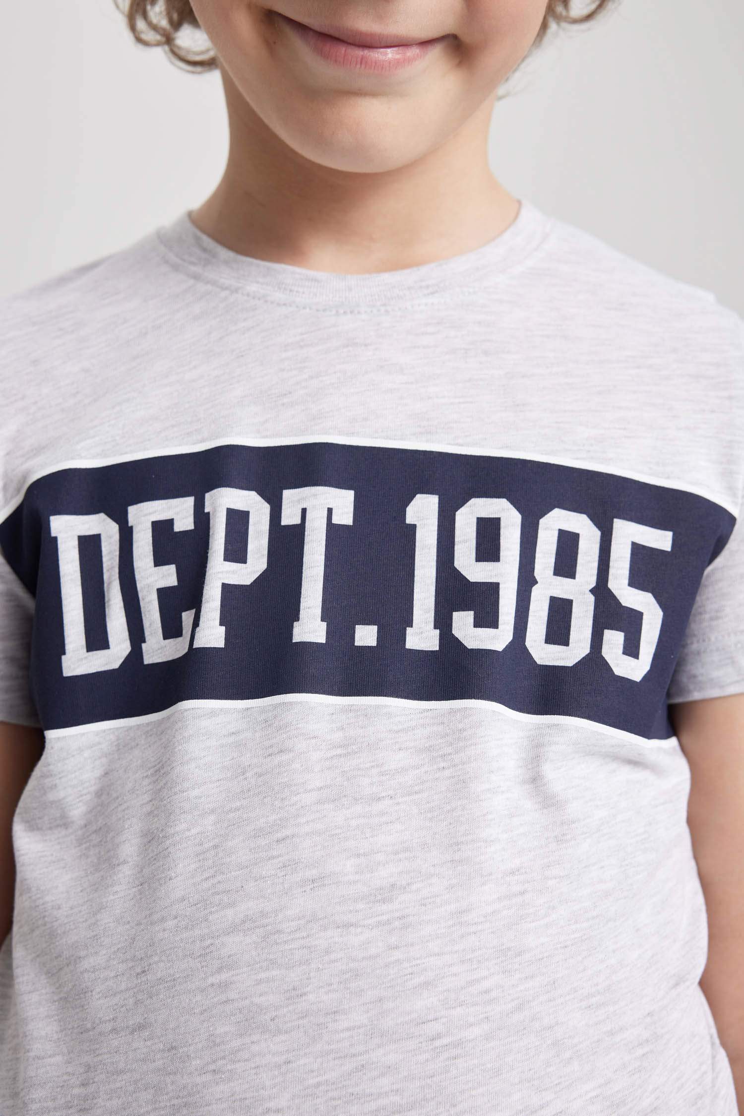 تي شيرت نص كم مطبوع قصة عادية وياقة مستديرة