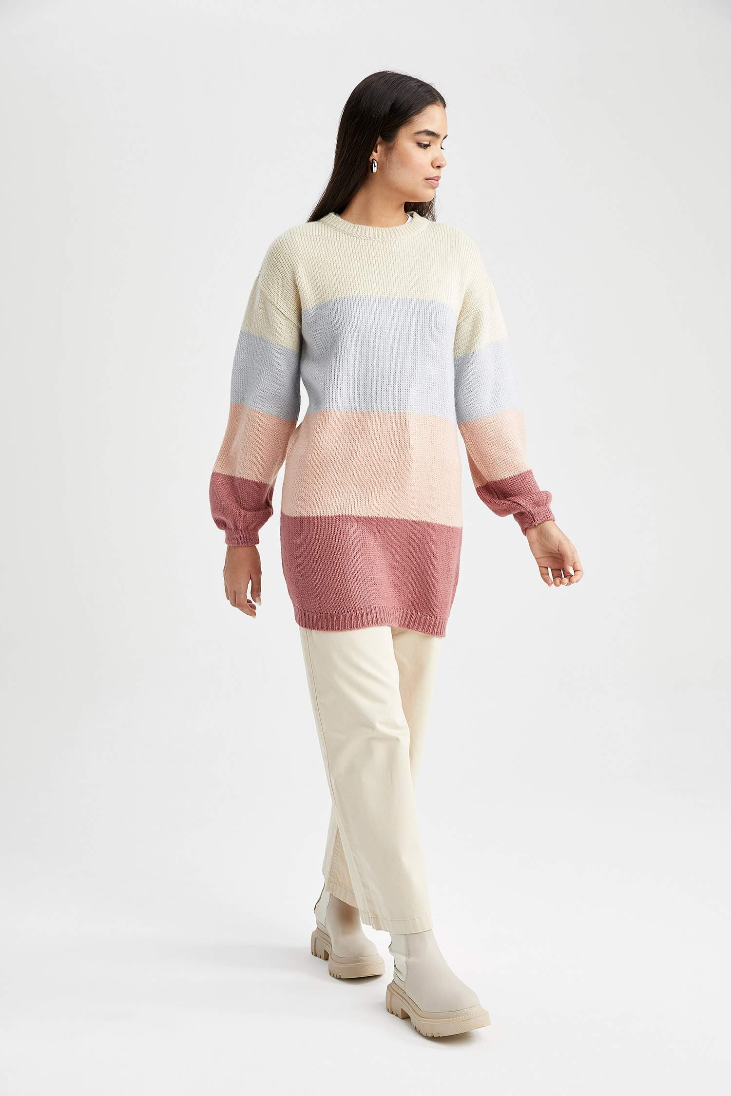 Туника стандартного кроя с круглым вырезом