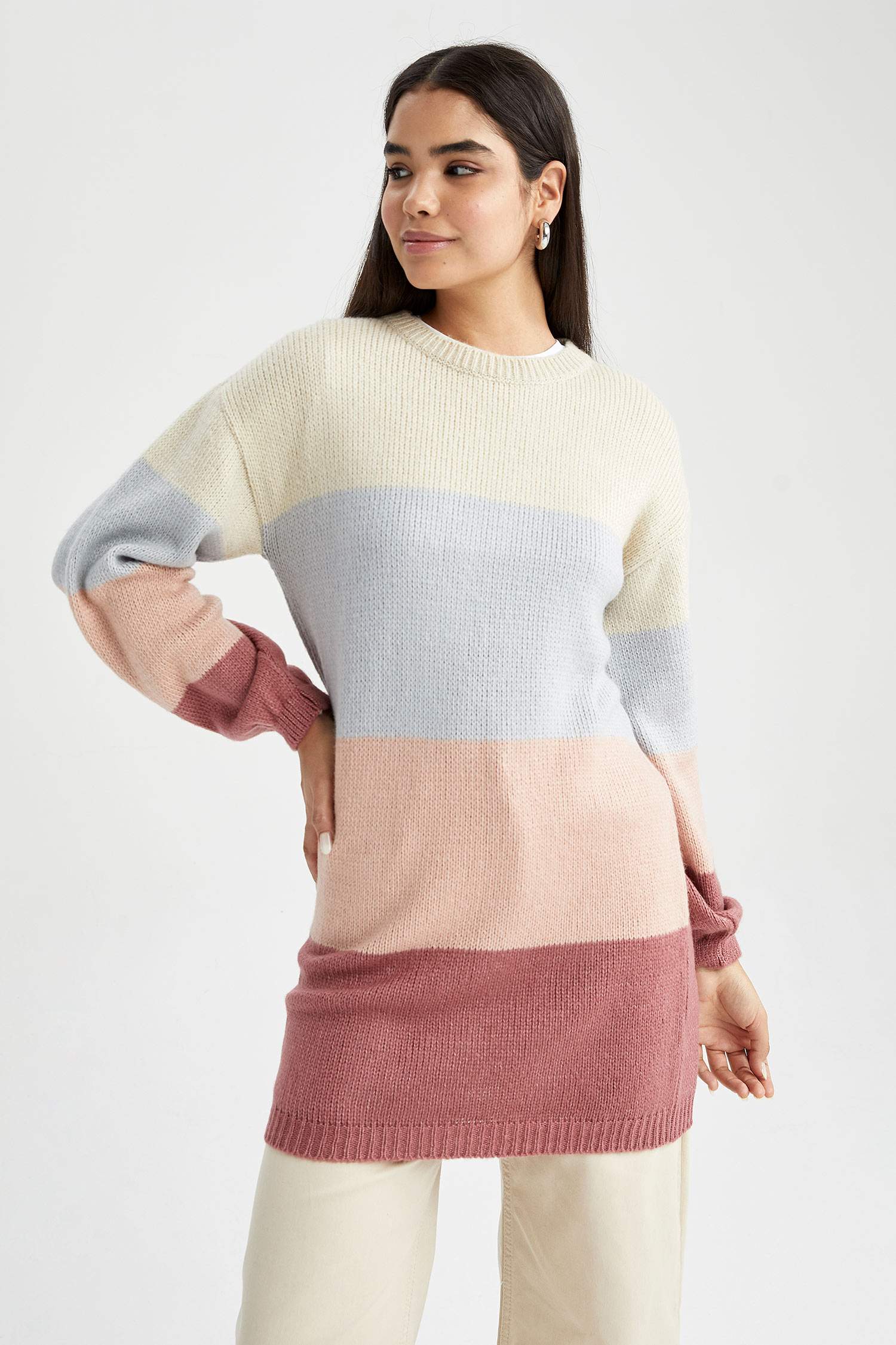 Туника стандартного кроя с круглым вырезом