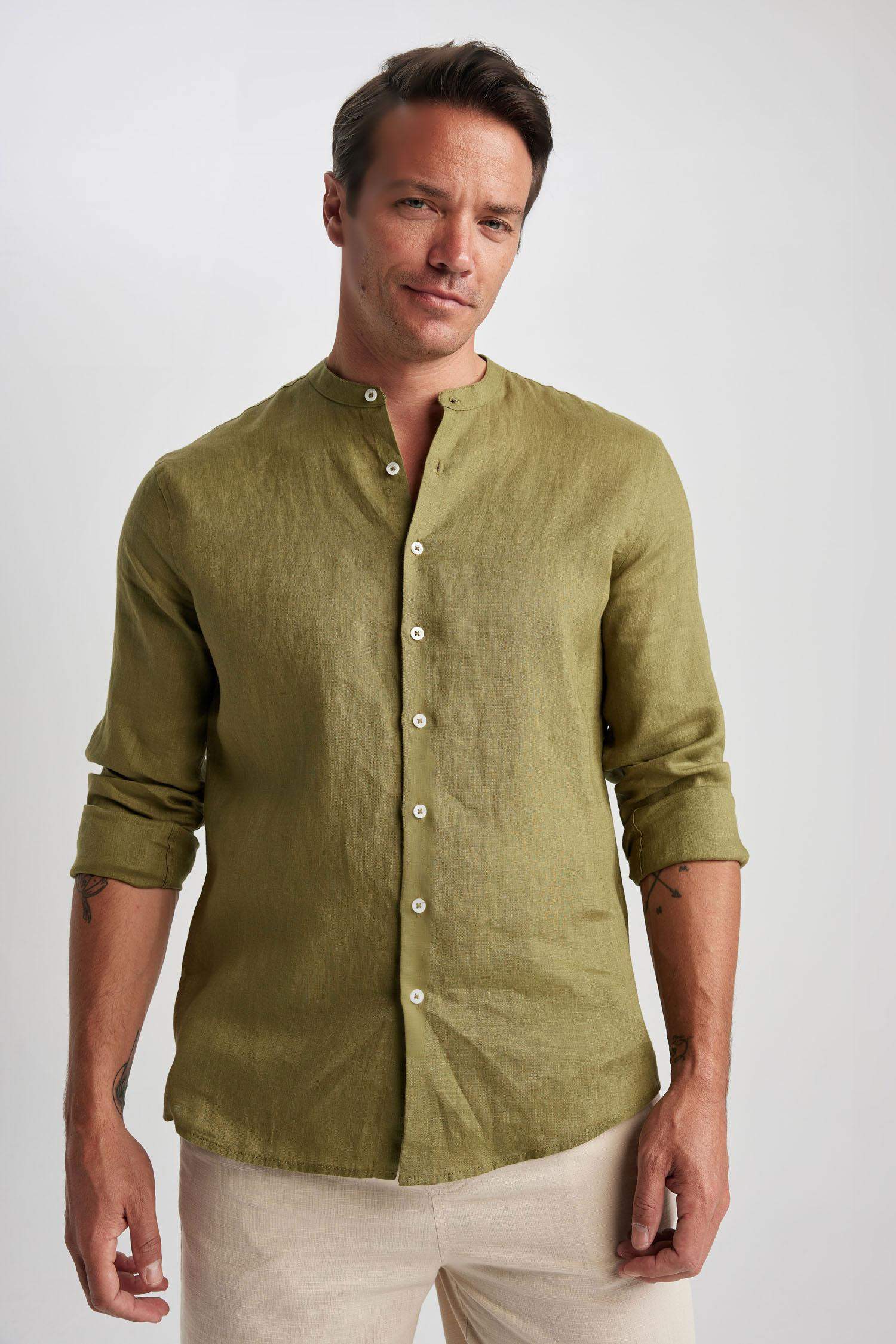 Рубашка приталенного кроя с круглым вырезом из 100% льна