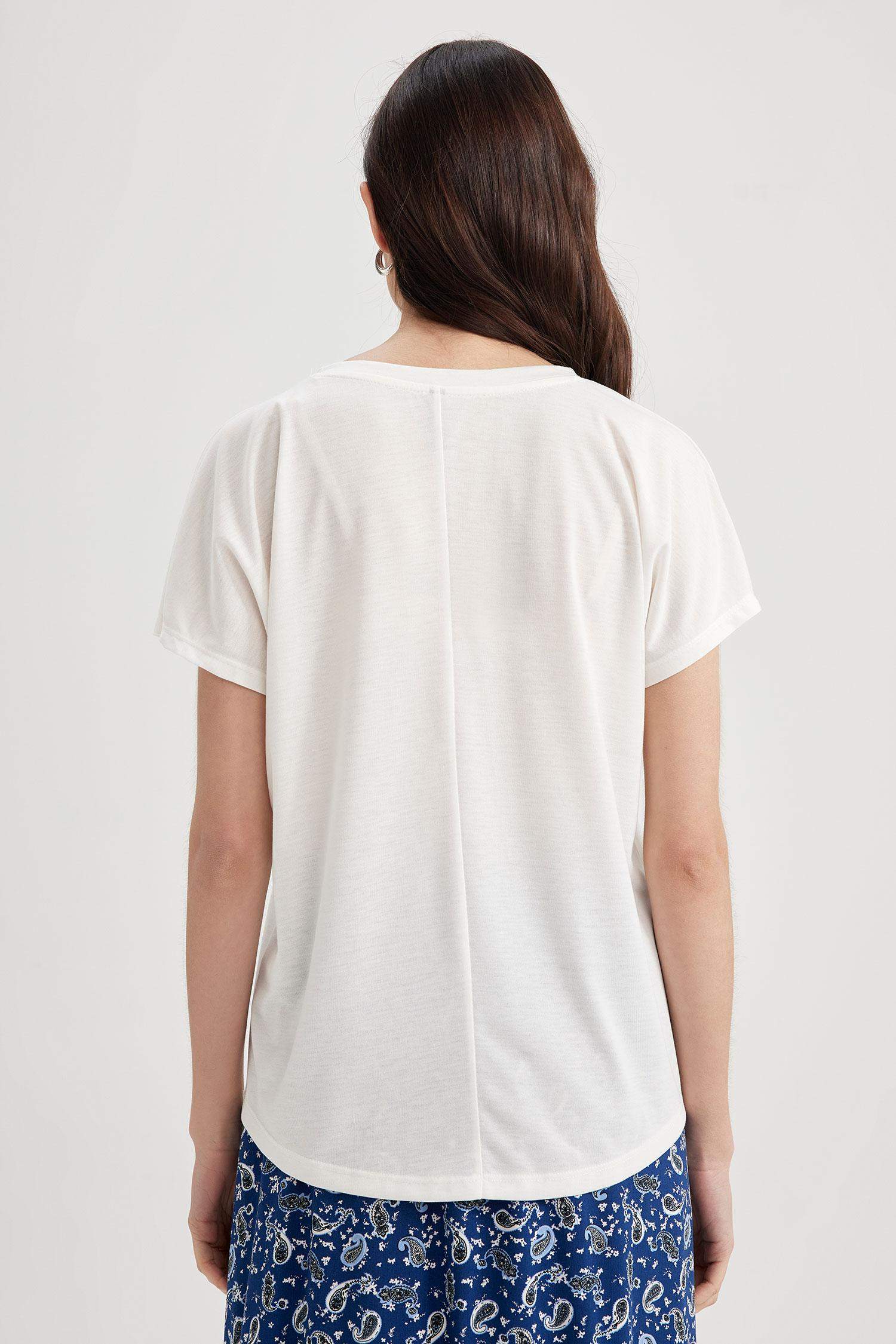 Ecru WOMAN Traditional Crew Neck Short Sleeve T-Shirt 2741285 | DeFacto