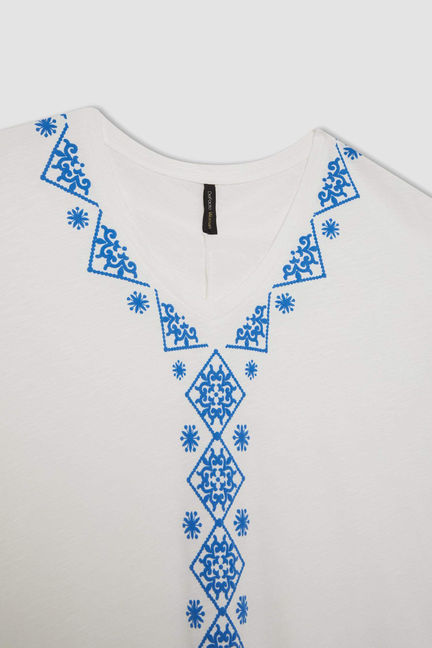 V Yaka Puf Baskılı Penye Kısa Kollu Tişört