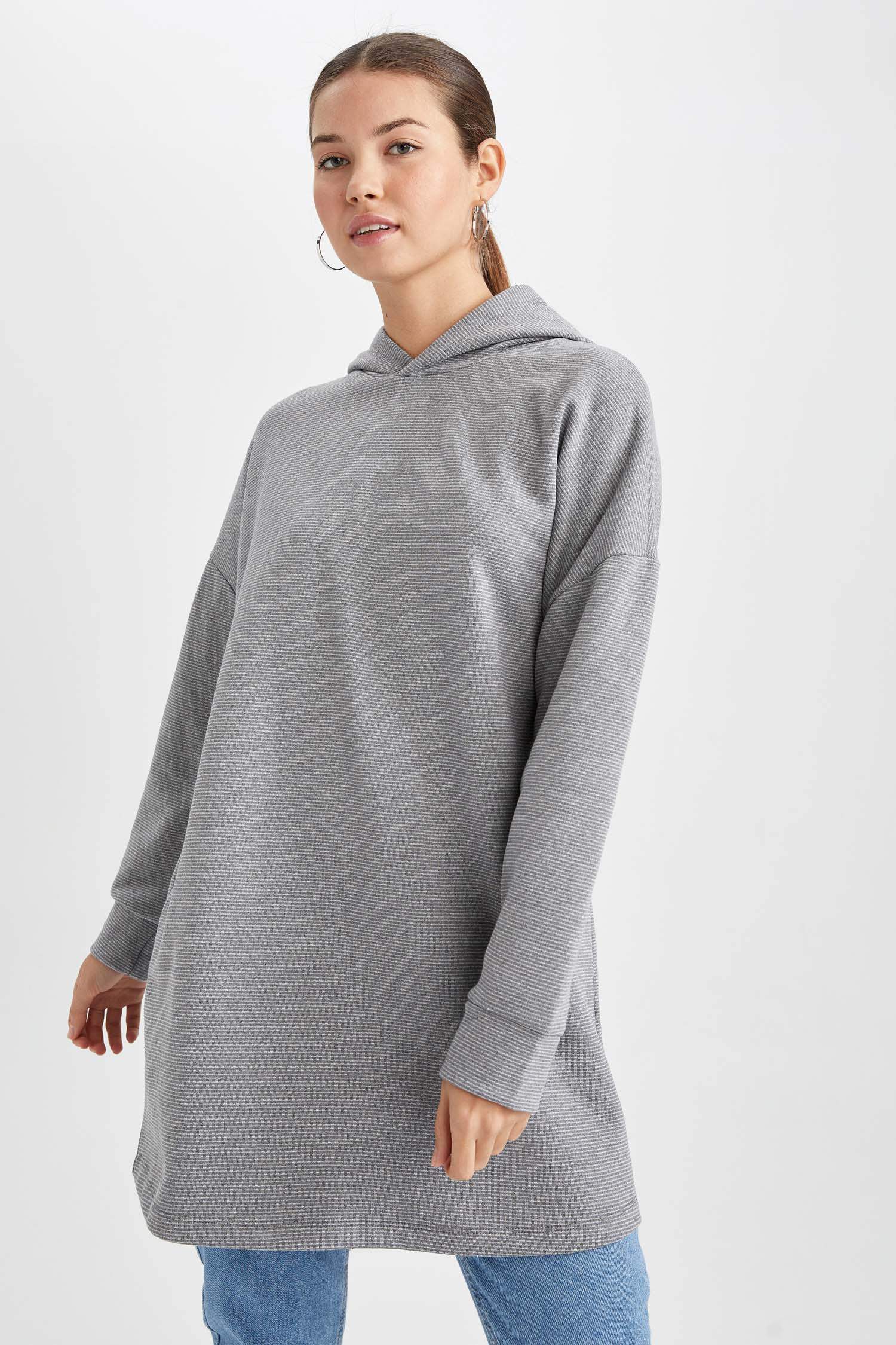 سويت شيرت تونيك بقصة عادية مطبوع بشعار