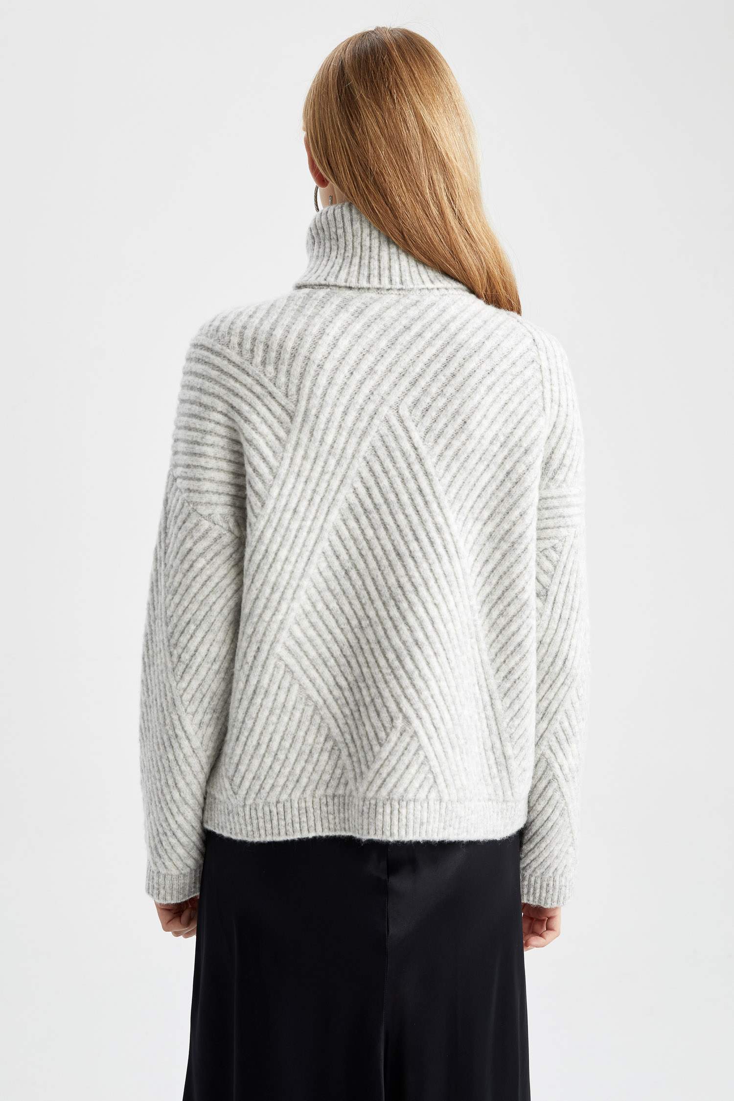 Свитер оверсайз с воротником