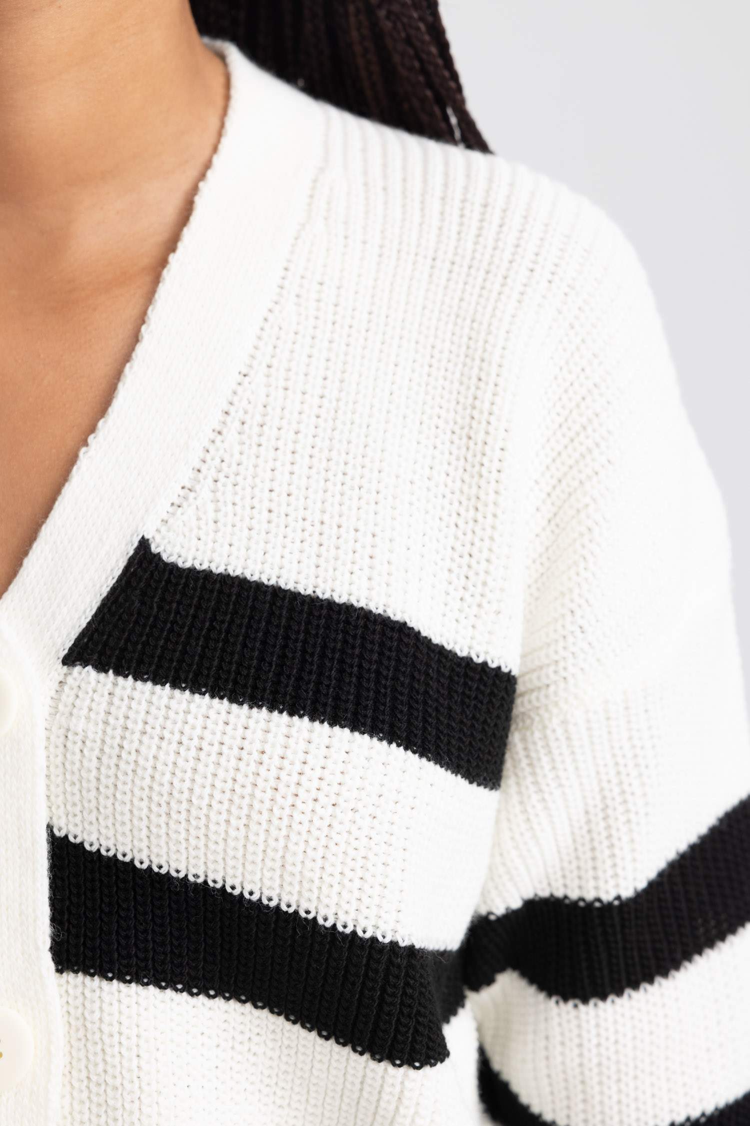 Кардиган в полоску с V-образным вырезом