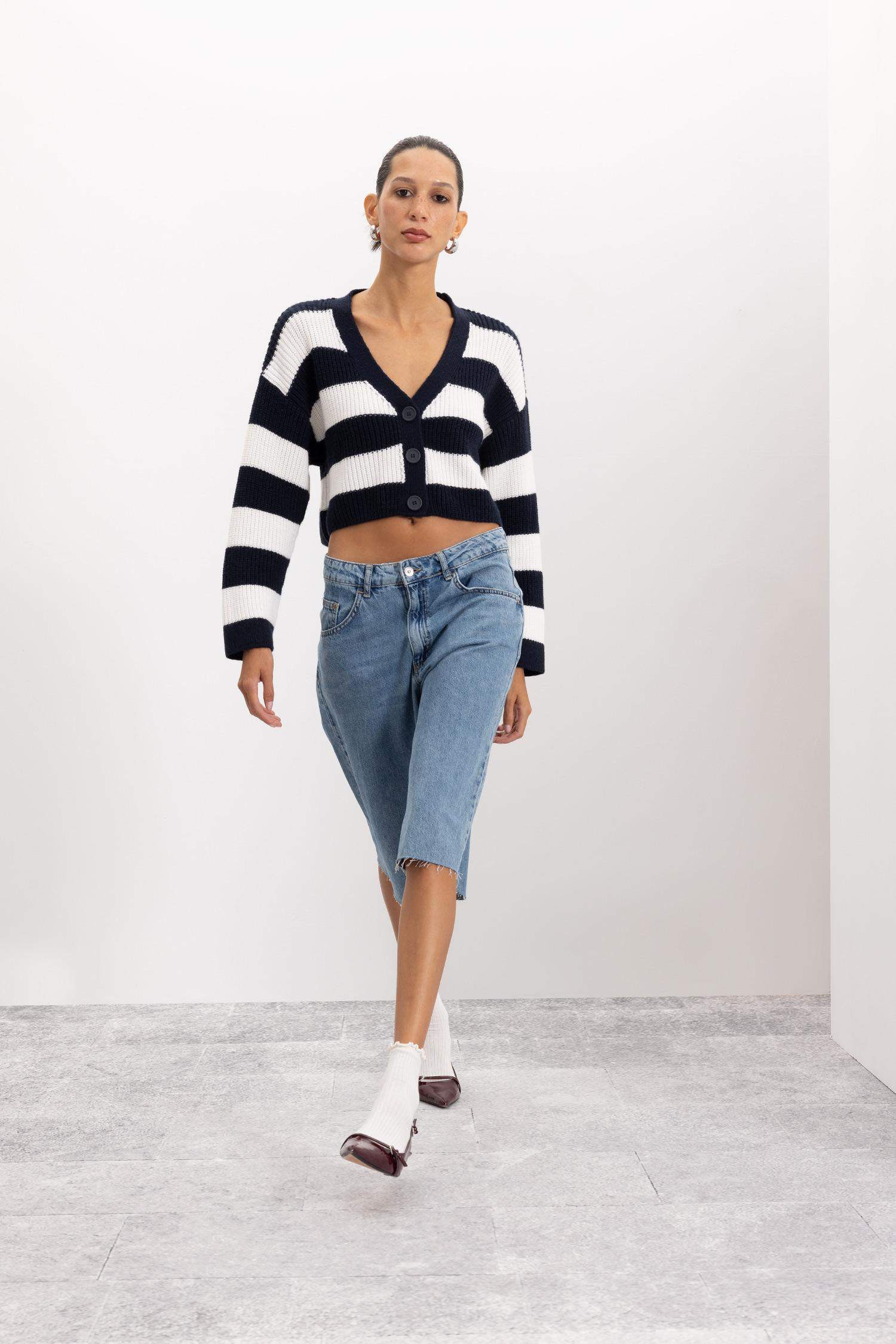 Regular Fit V Yaka Çizgili Düğmeli Triko Hırka