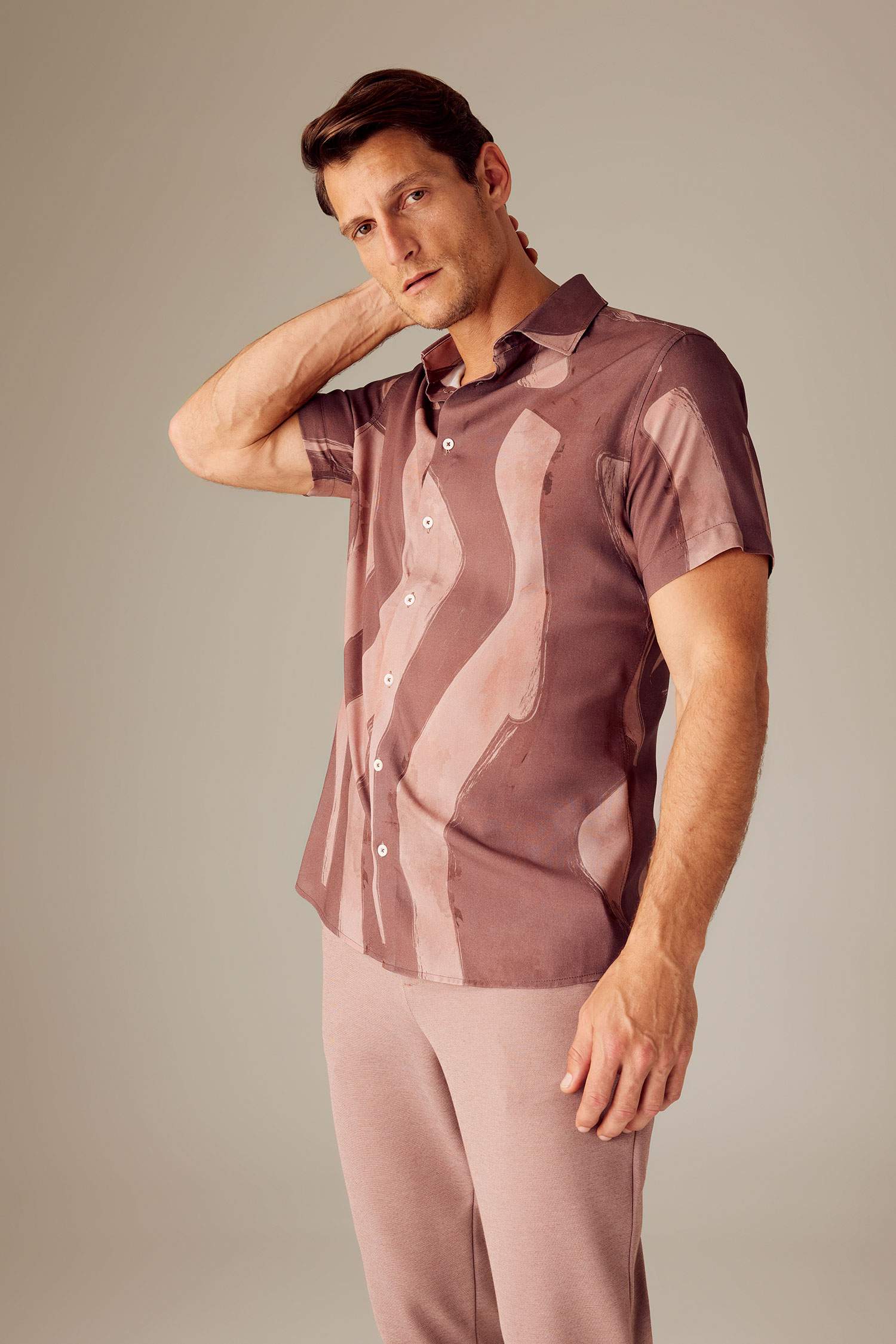 заманауи пішім тұтас басып шығарылған Қысқа жеңді жейде