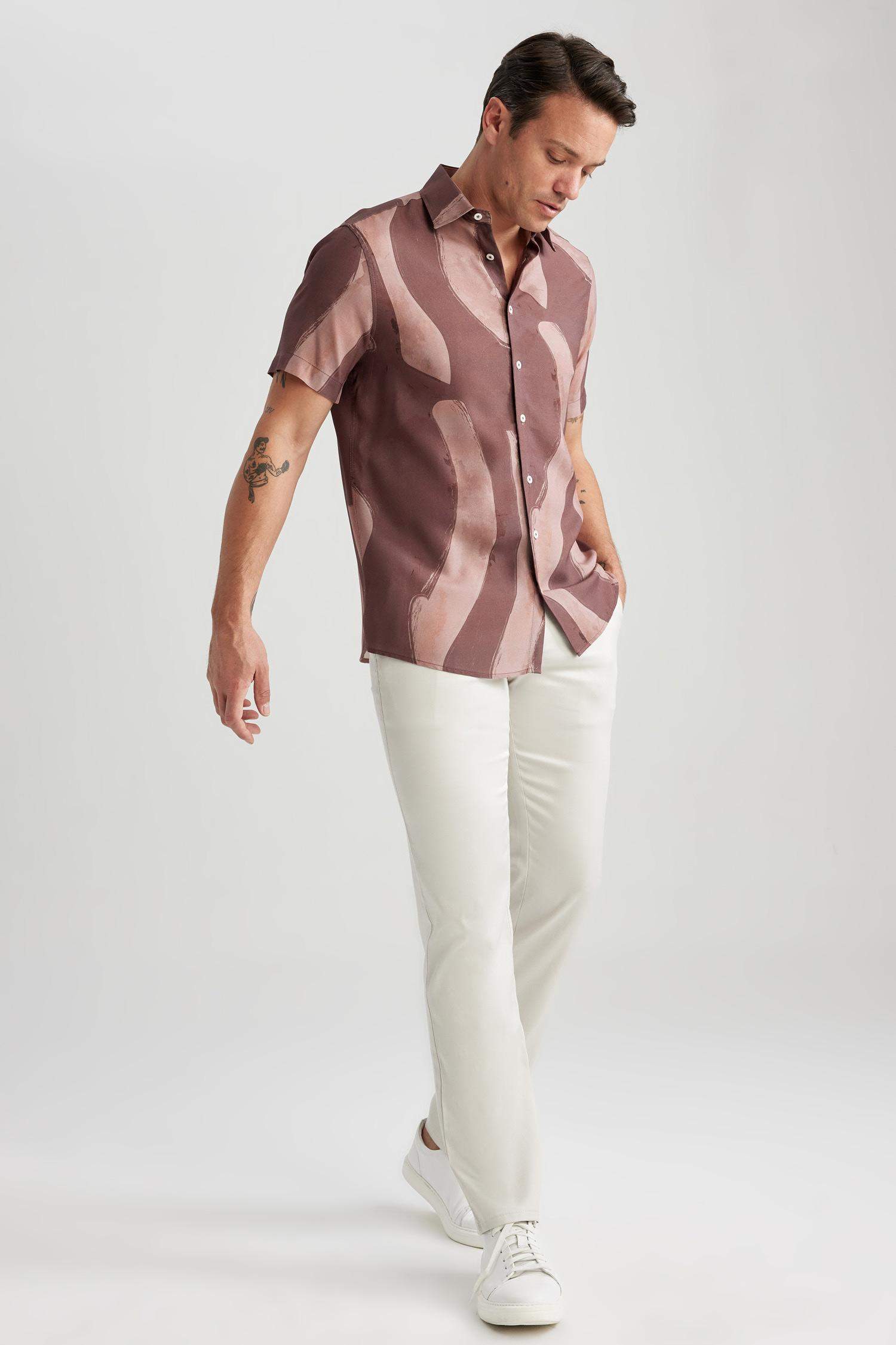 заманауи пішім тұтас басып шығарылған Қысқа жеңді жейде