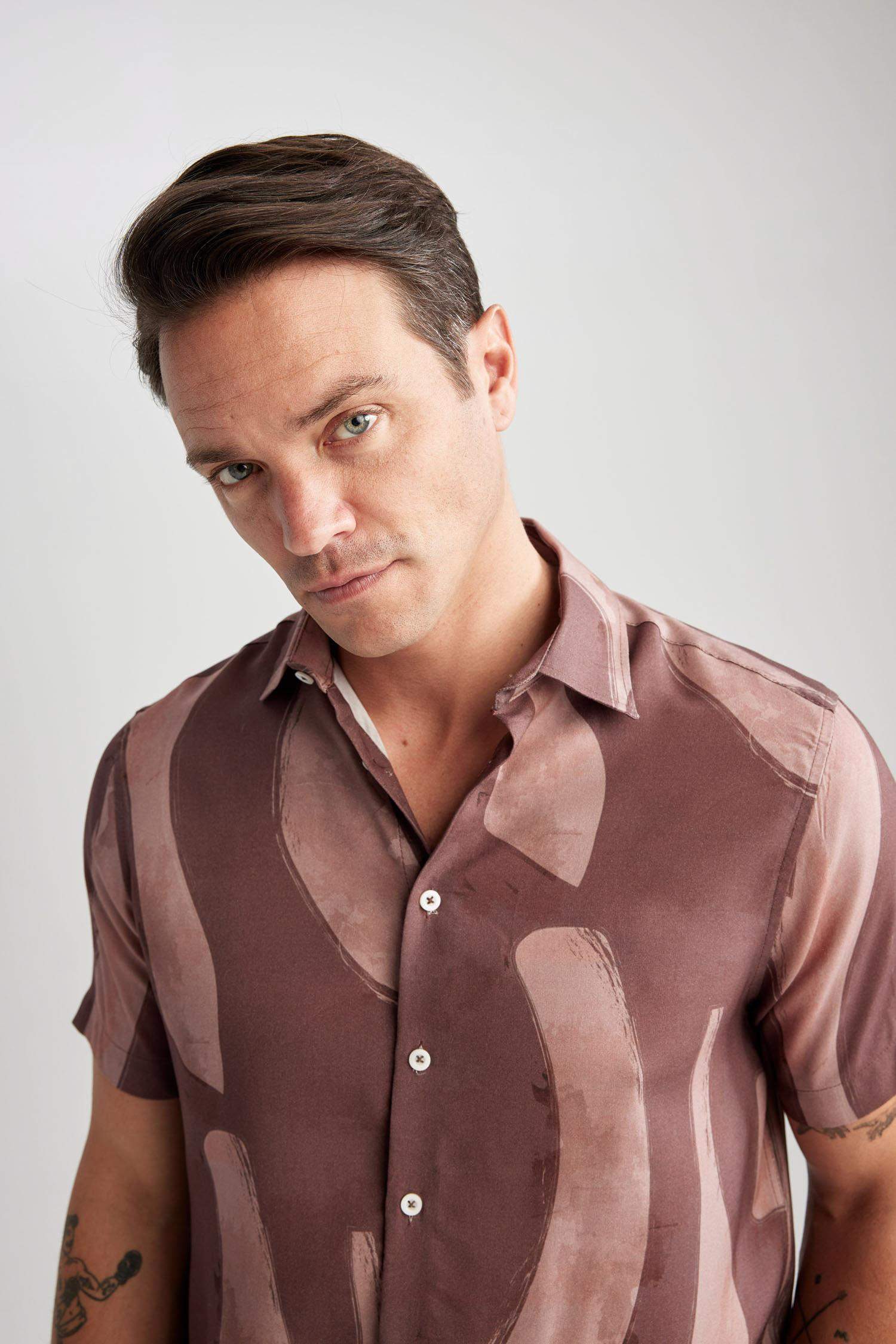 заманауи пішім тұтас басып шығарылған Қысқа жеңді жейде