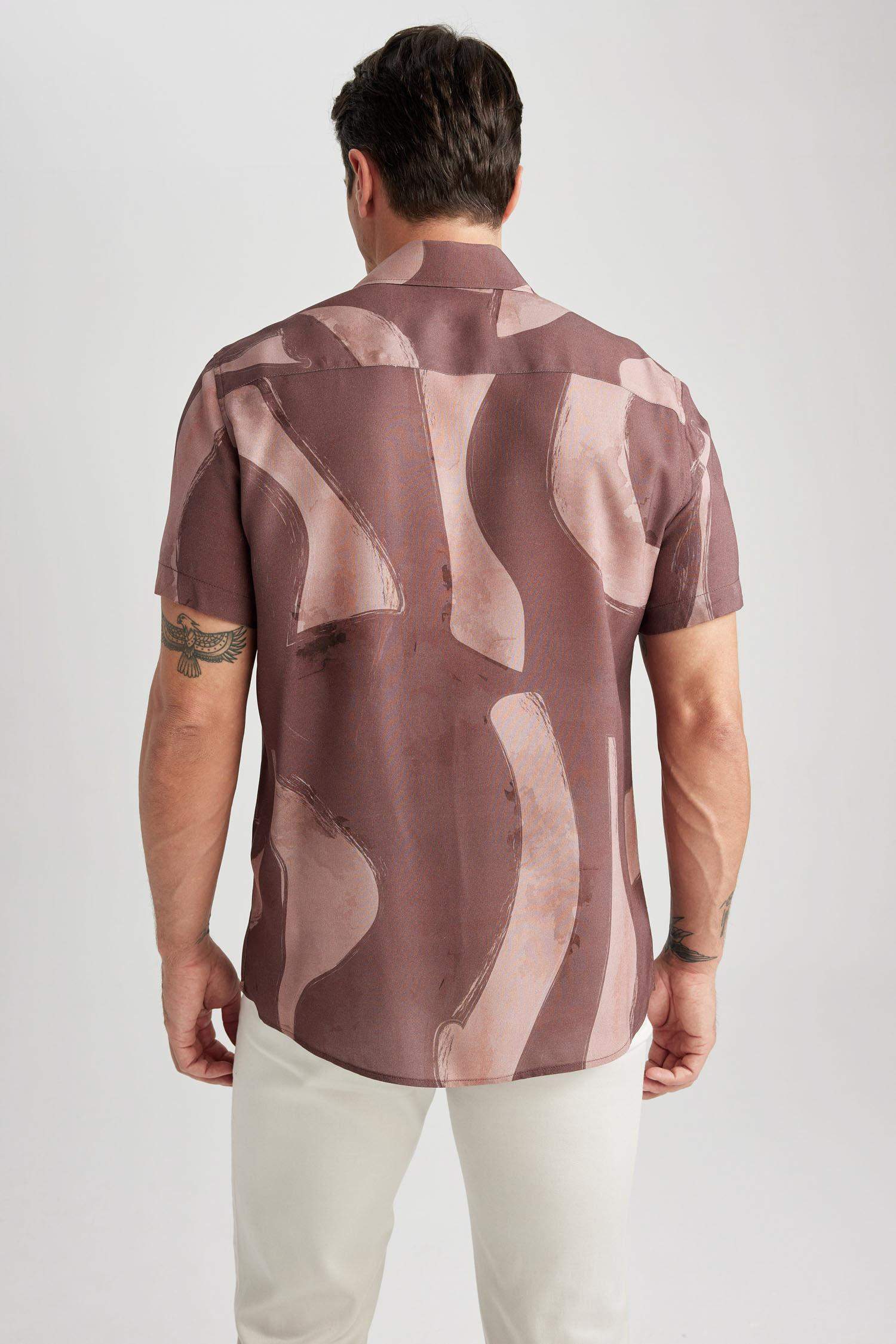 заманауи пішім тұтас басып шығарылған Қысқа жеңді жейде