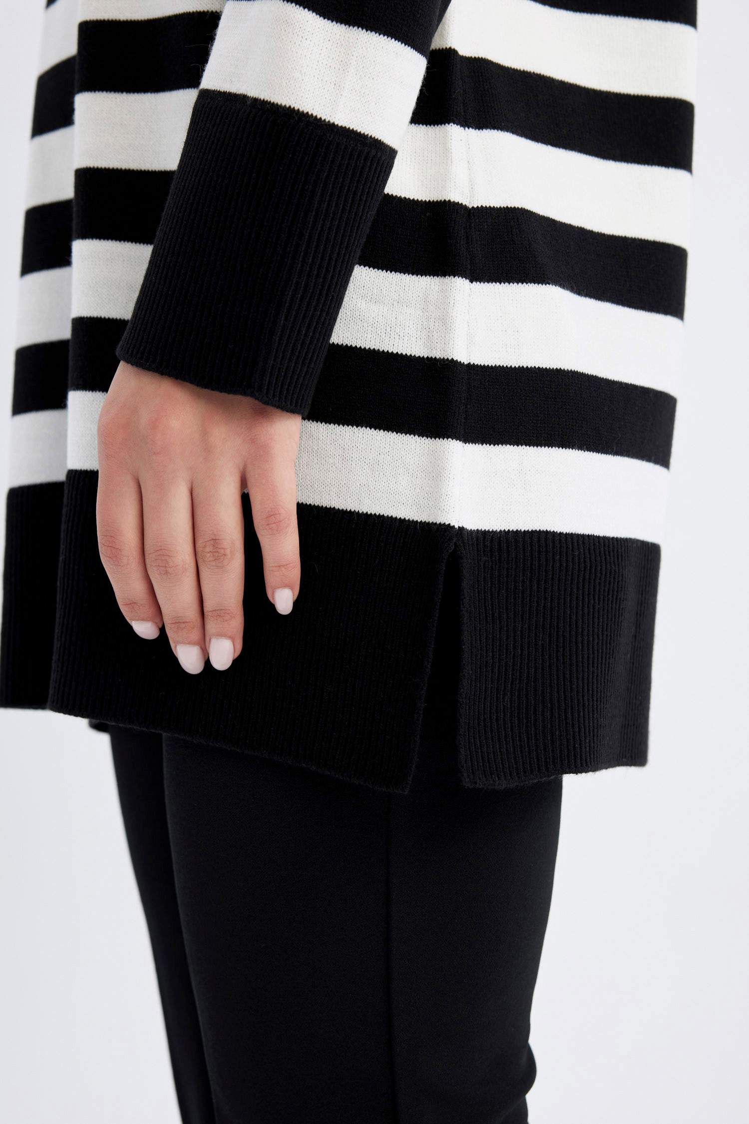 Свитер стандартного кроя в полоску с круглым вырезом