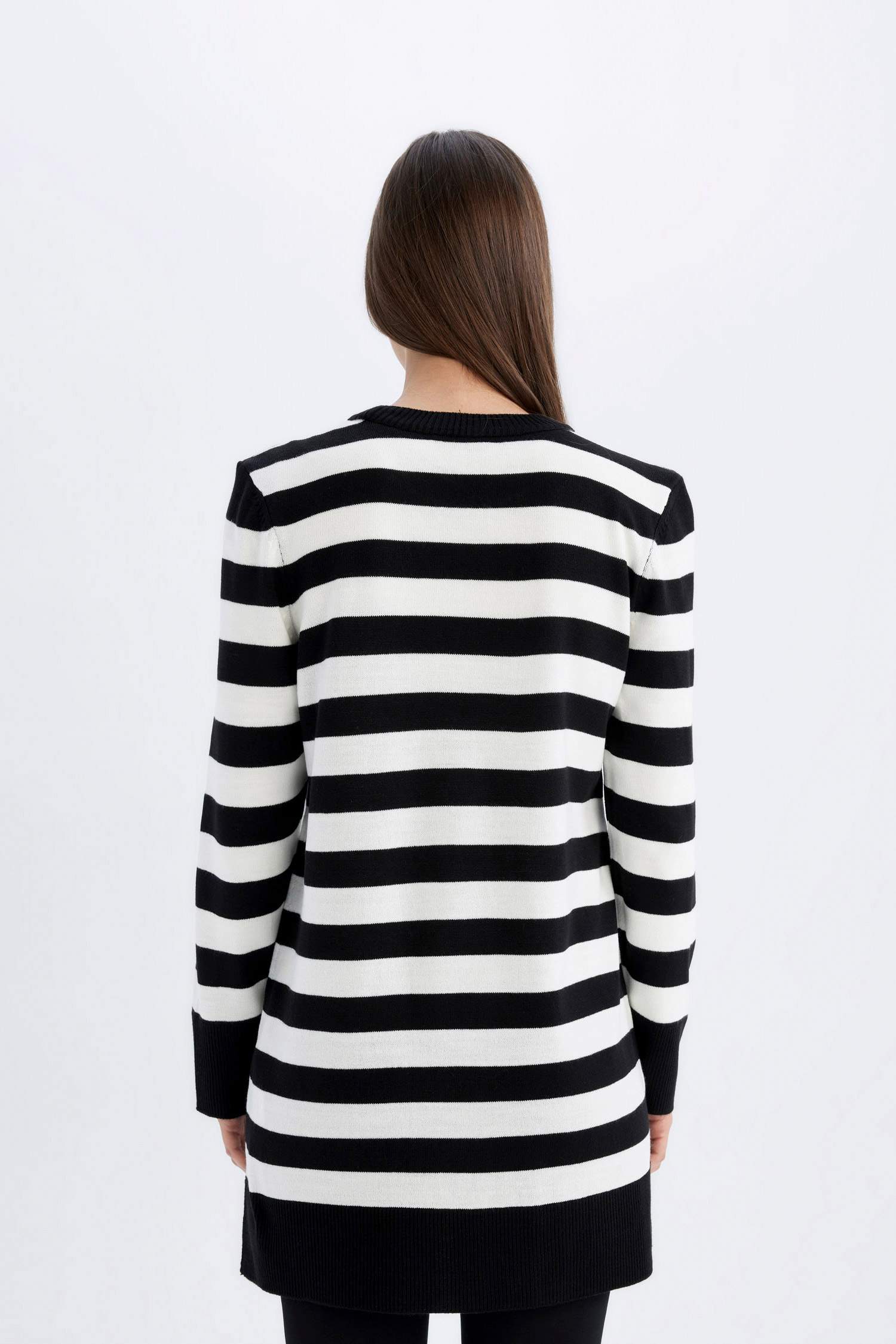 Свитер стандартного кроя в полоску с круглым вырезом