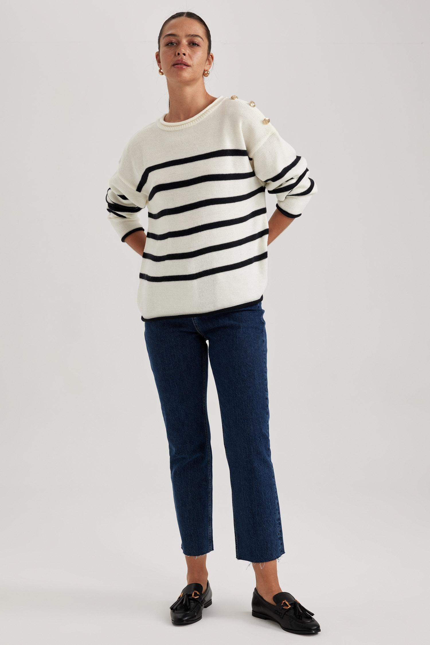 Пуловер свободного кроя с круглым вырезом для женщин