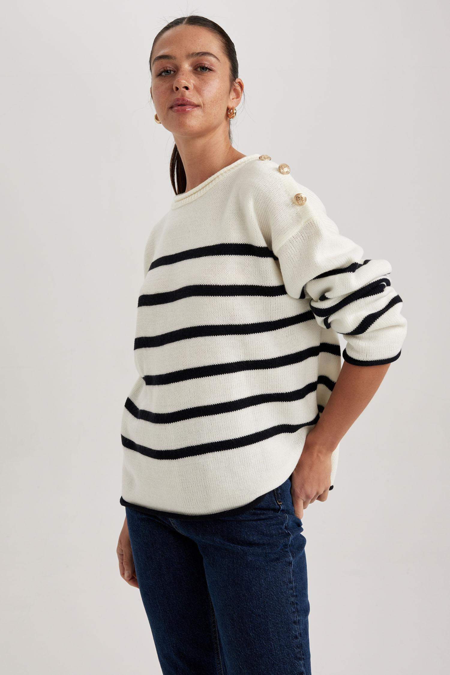 Пуловер свободного кроя с круглым вырезом для женщин